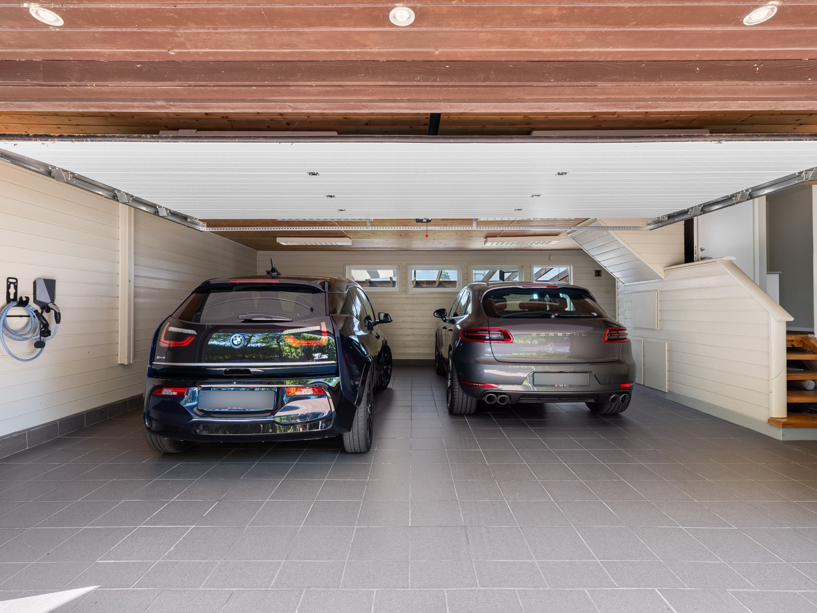 Boligen har dobbel garasje med el-bil lader. Galleribilde