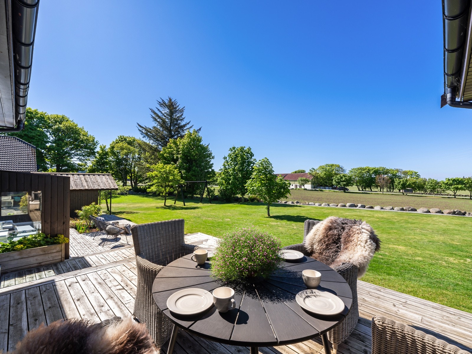 Eiendommen er storslått og gjennomført opparbeidet med teglsteinsbelagte uteområder, lødde steingarder, frodige busker og trær. Galleribilde