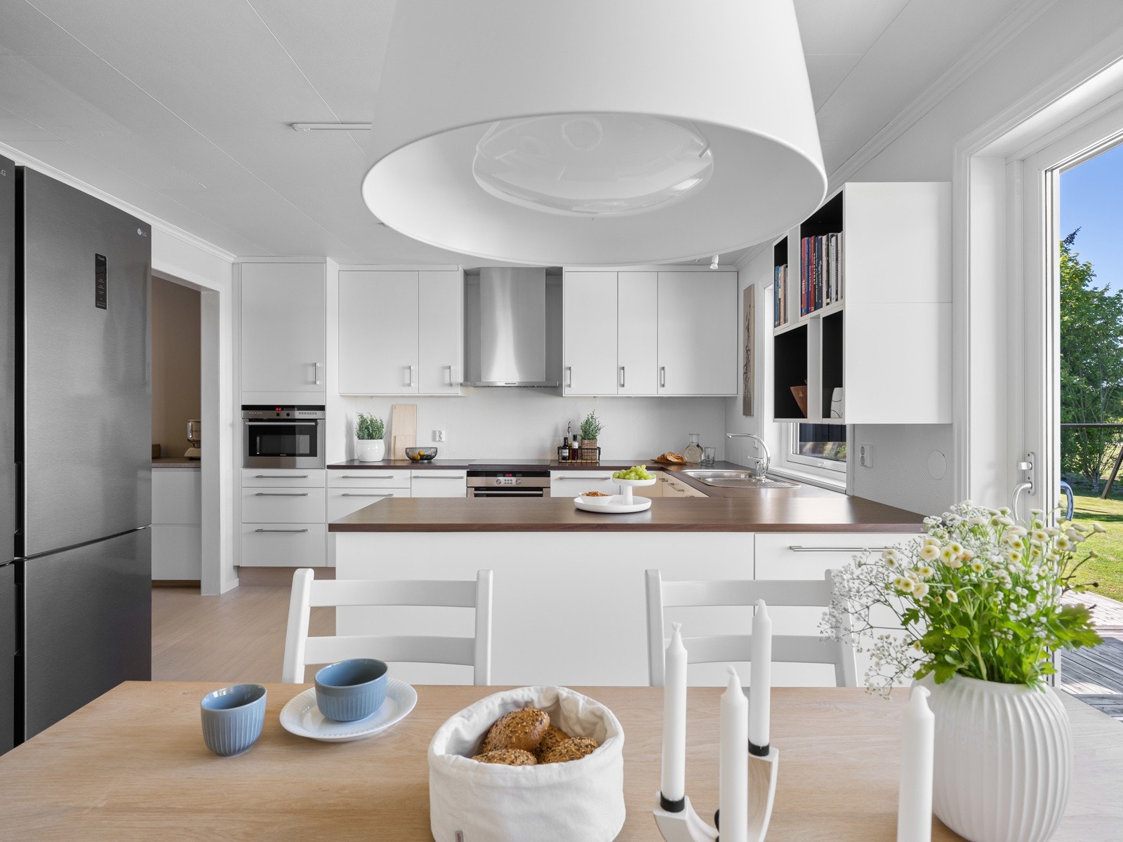 Innredningen består av hvite, slette fronter og integrerte hvitevarer, med unntak av kjøleskapet som er frittstående. Galleribilde