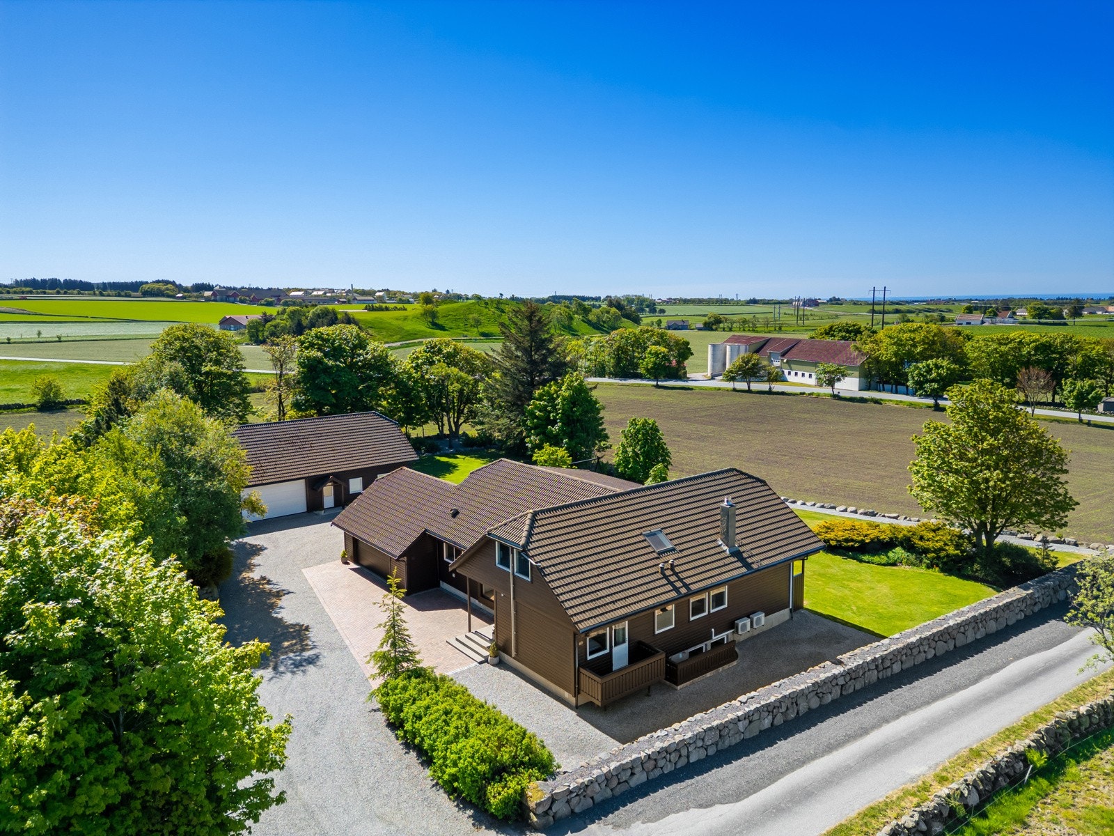 Fra eiendommen er det ca. 2,6 km til Motland barneskole og ca. 4 km til Nærbø ungdomsskole. Galleribilde