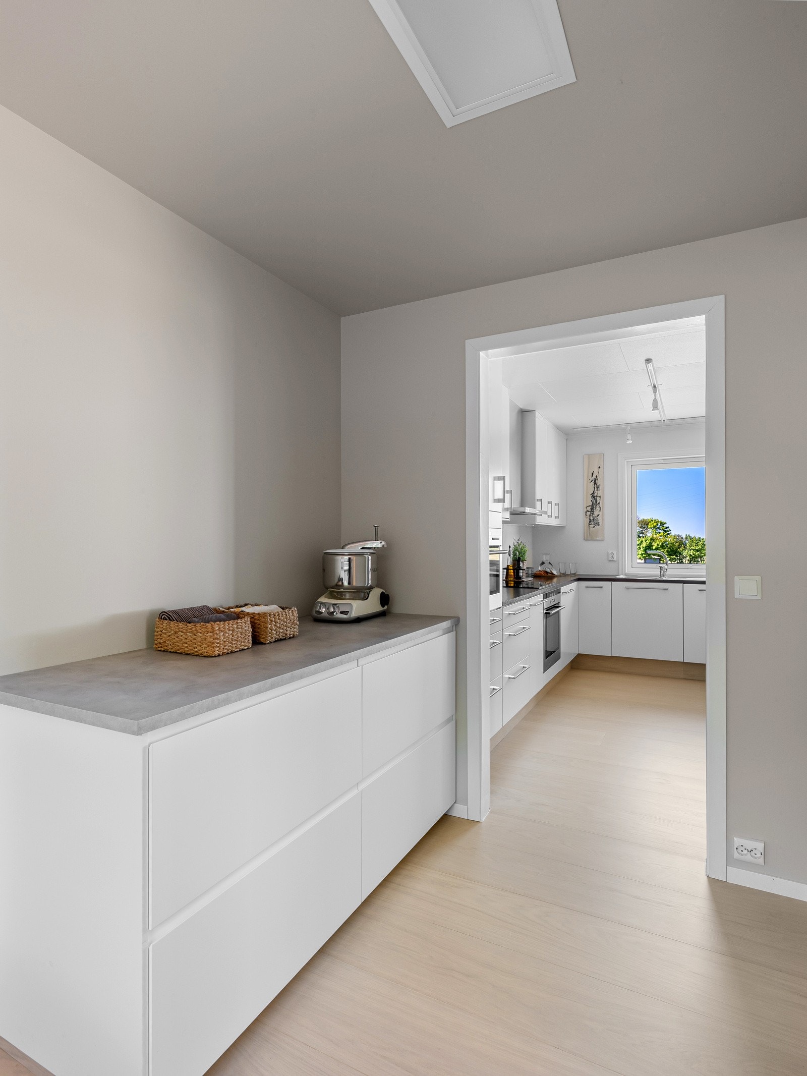 En kan ta seg tørrskodd fra garasjen og inn til bi-inngang/vaskerom. En funksjonell løsning som gjør hverdagen enklere - perfekt for en aktiv familie. Galleribilde