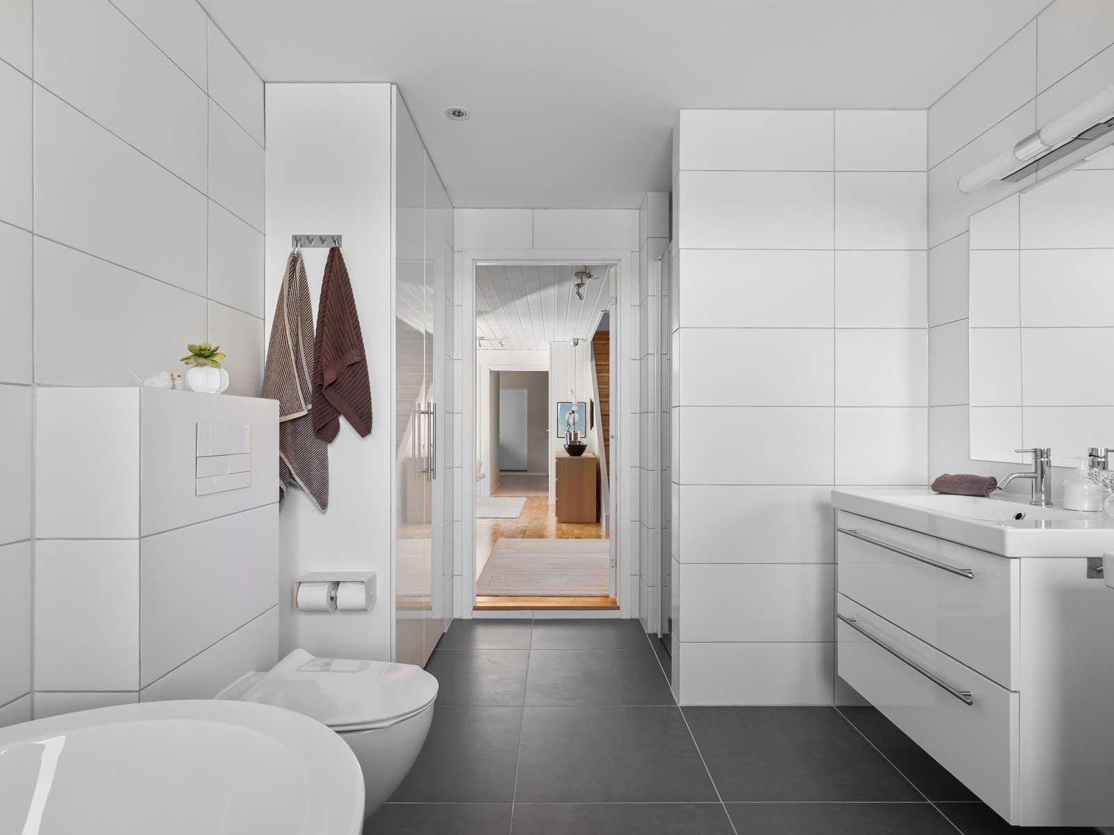 Her finner du dobbel servant med underskap, speil og god skapplass. Galleribilde