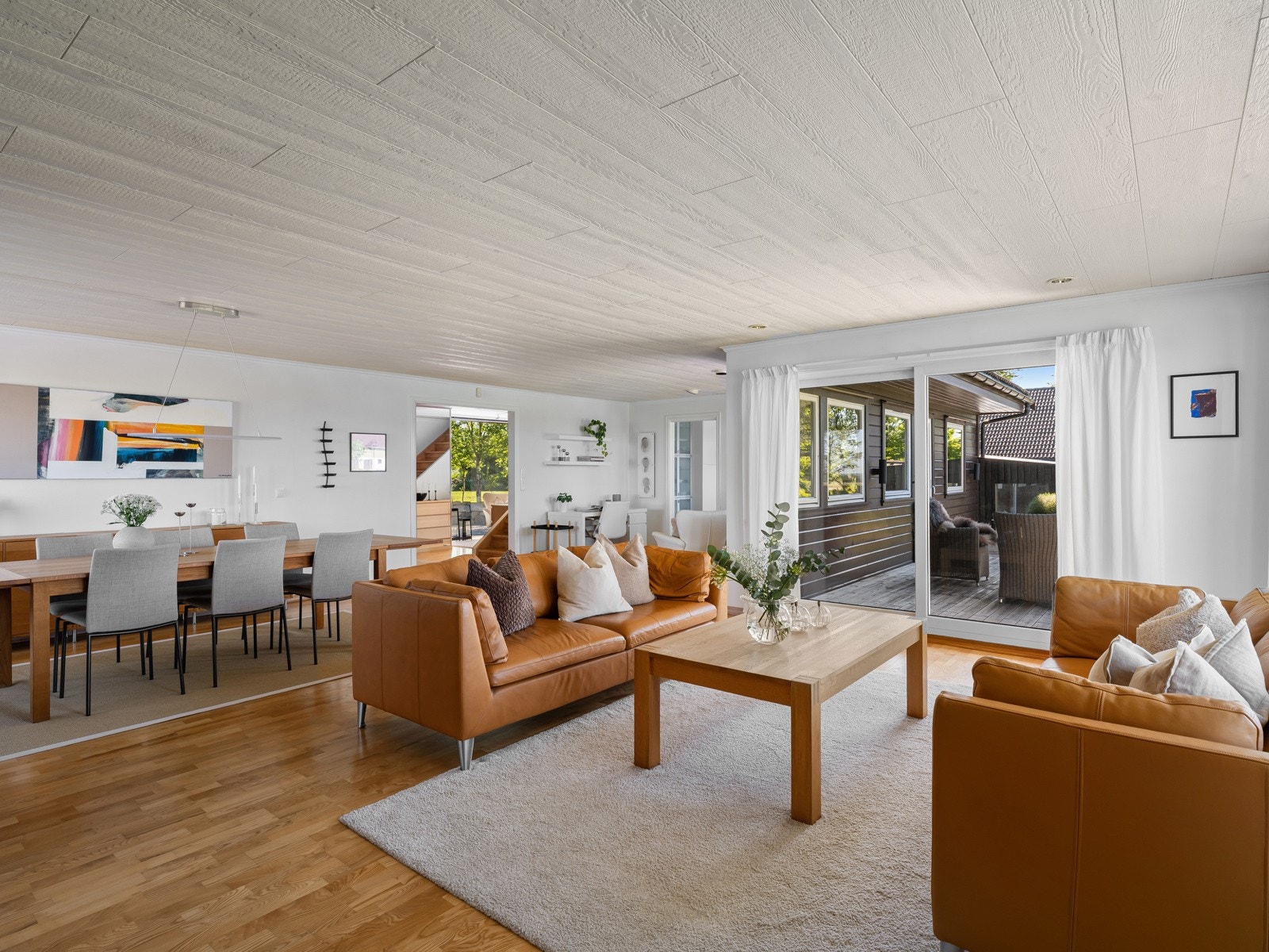 Det er god plass til både sofagruppe og spisestue, og stuen legger til rette for både hverdagsliv og sosiale sammenkomster i vakre omgivelser. Galleribilde
