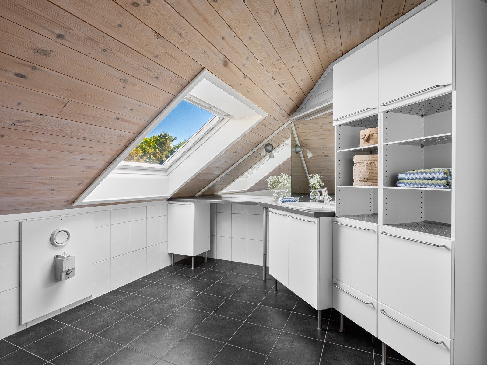 Badet i 2.etasje er også helfliset og har servant med tilhørende skap, samt dusjhjørne Galleribilde