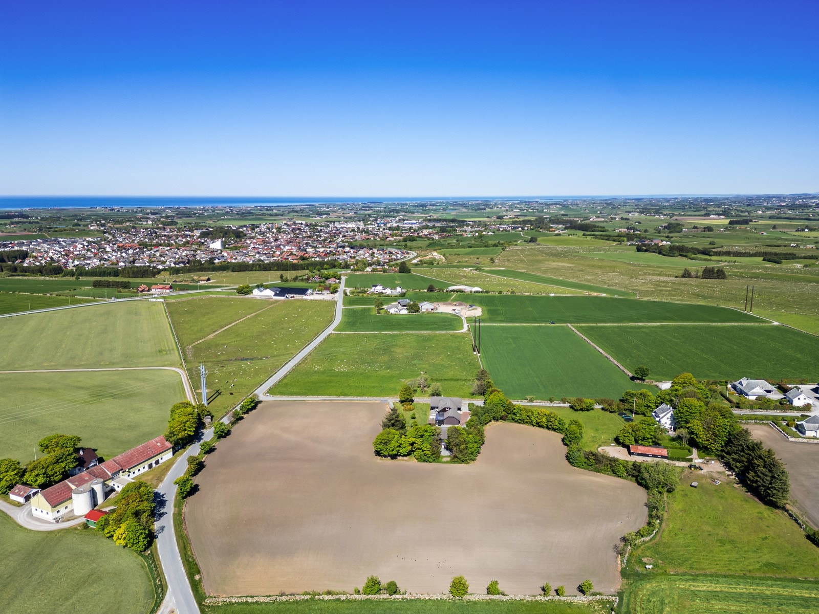 Hå kommune byr på et variert og åpent kulturlandskap, med flotte strender, surfing og badeliv, samt rike muligheter for fiske både i sjø og ferskvann, og ikke minst i to av landets beste lakseelver Galleribilde