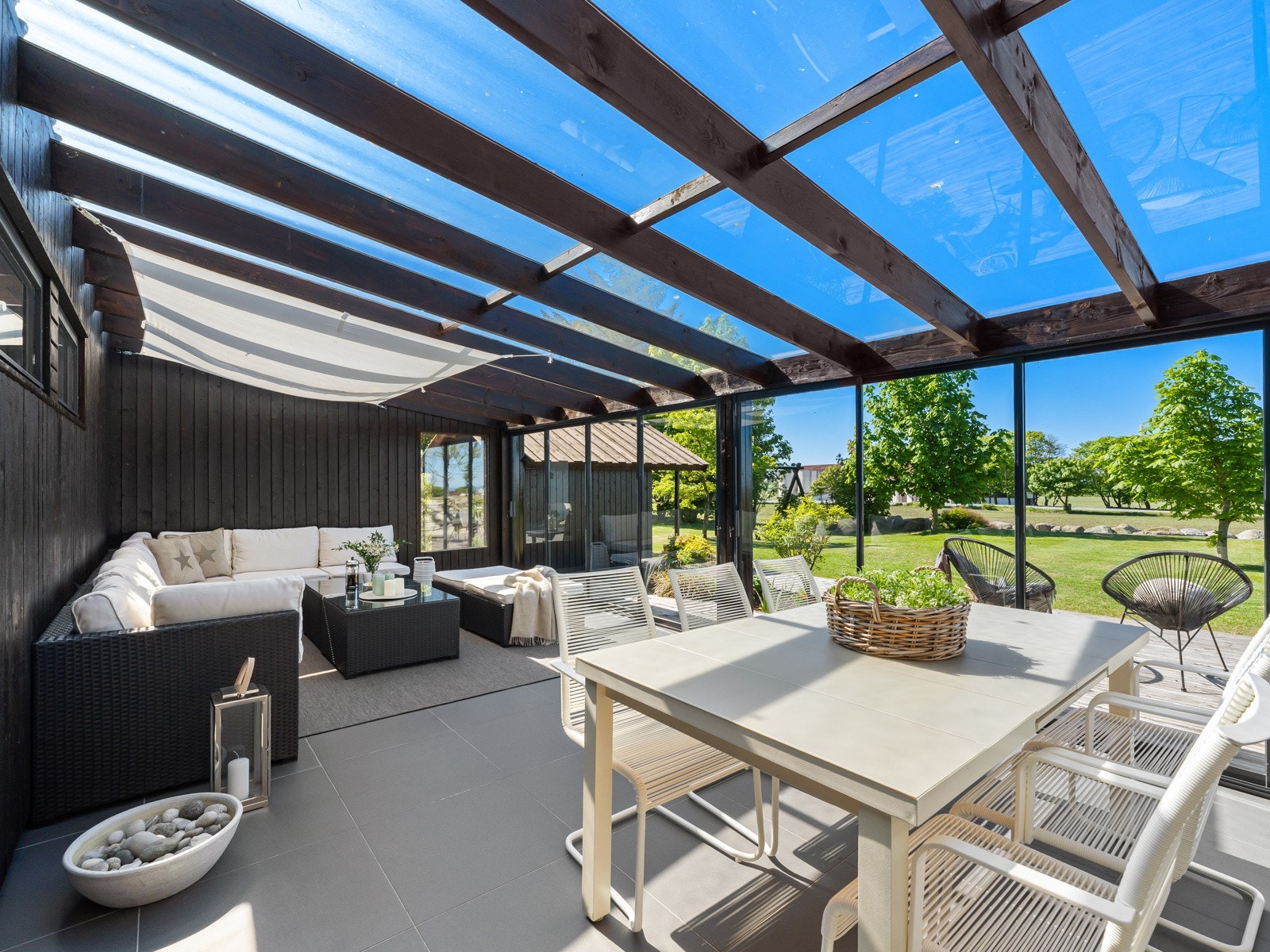 Hagestuen er et nydelig tilskudd til eiendommen og gir følelsen av sommer hele året. Galleribilde
