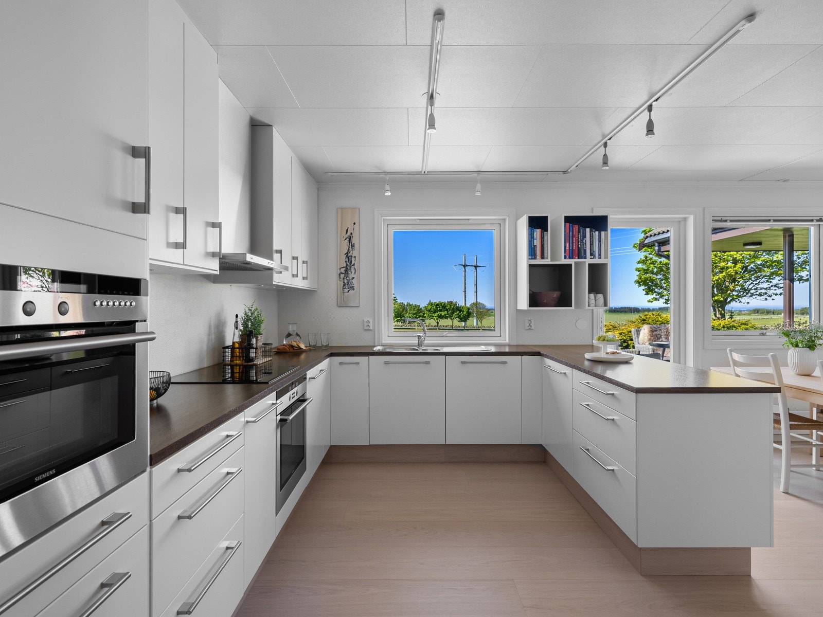 Fra kjøkkenet har du direkte utgang til terrassen, som gjør det enkelt å ta med maten ut på fine dager. Galleribilde