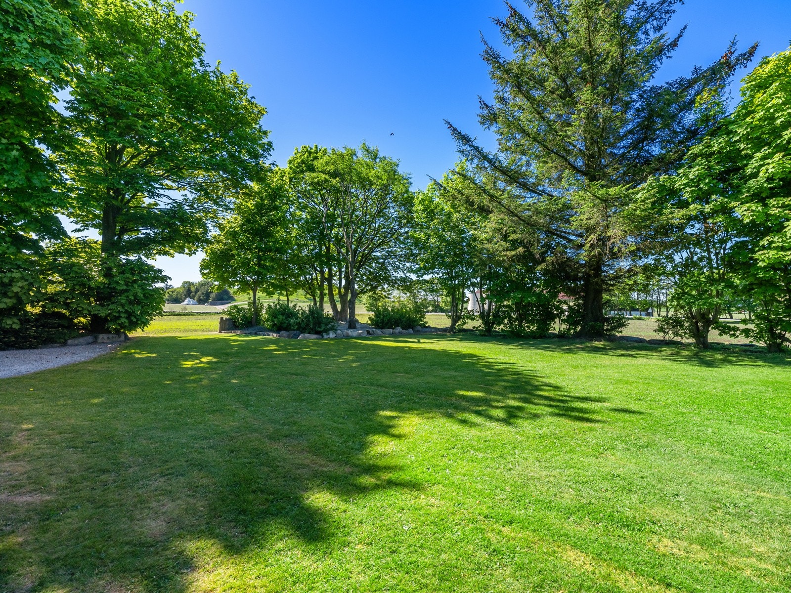 Med denne tomten får du ikke bare plass - du får en levende og vakker ramme rundt hverdagen, med naturen tett på og uendelige muligheter for å skape ditt eget fristed. Galleribilde