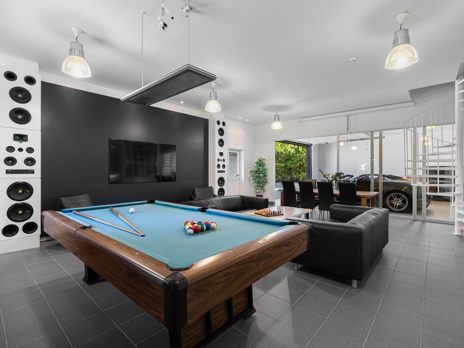 Innvendig er det flislagt gulv som tåler både fest og hverdag, og stilen er røff og moderne. Galleribilde