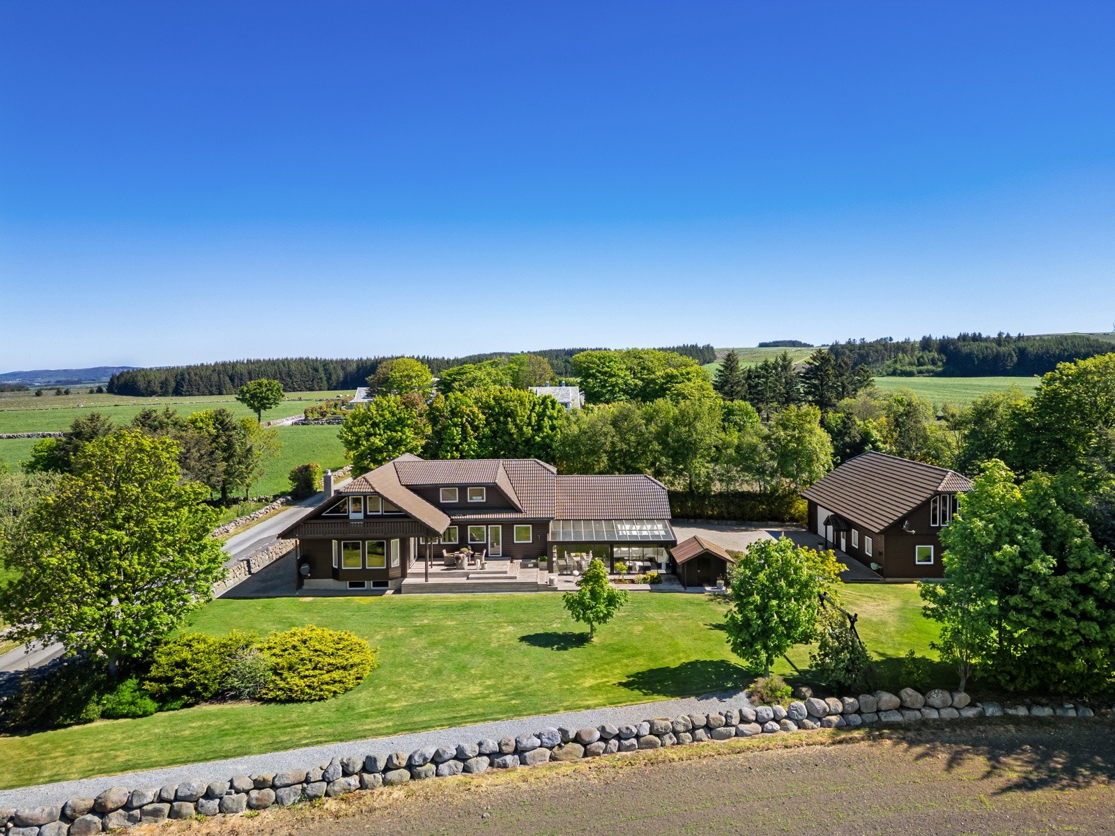 En storslått og innholdsrik eiendom på ca. 85 mål, vakkert beliggende i landlige omgivelser med panoramautsikt over jærlandskapet og havet. Galleribilde
