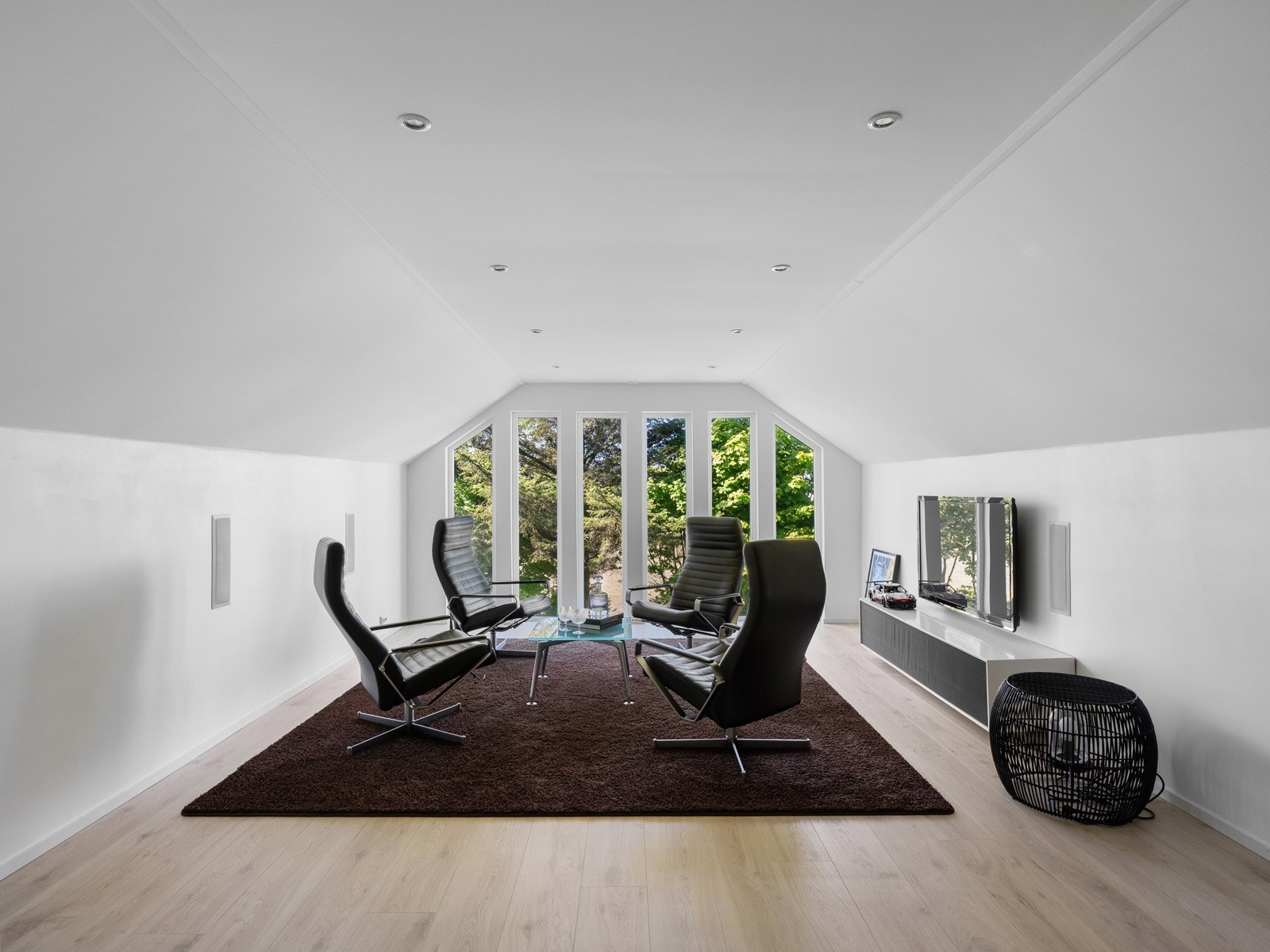 I tillegg finner du et eget WC, og en svevende virveltrapp fører deg opp til en stue i andre etasje - et fleksibelt rom som kan brukes som lounge eller hjemmekino. Galleribilde