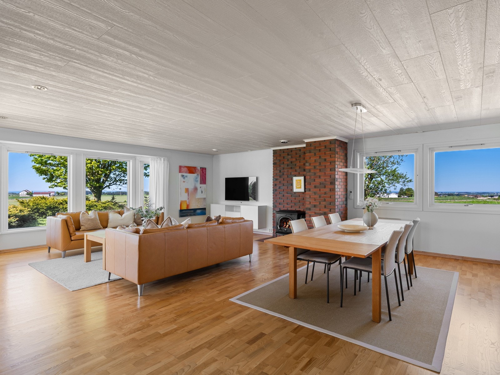 Her ligger det flott 3-stavs parkett som gir rommet et elegant og tidløst uttrykk, samtidig som det skaper en lun atmosfære. Galleribilde