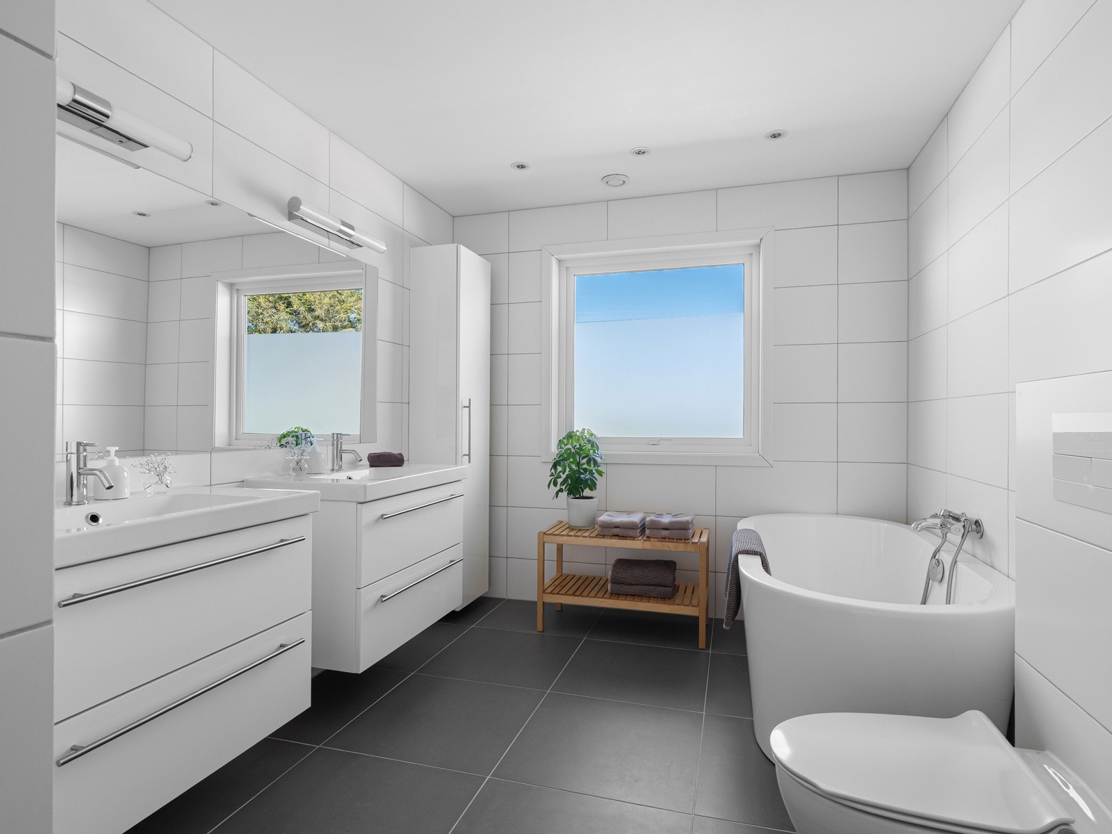 Boligen har to helflisede bad og et separat toalett, Galleribilde