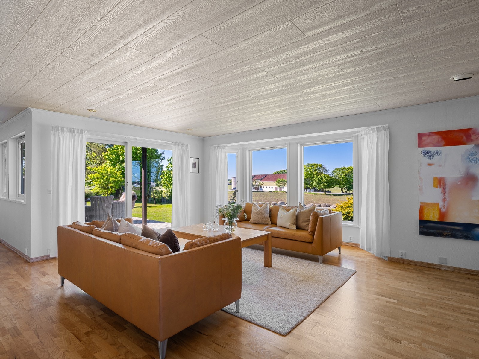 Store vindusflater slipper inn rikelig med naturlig lys og gir fin kontakt med omgivelsene utenfor. Galleribilde