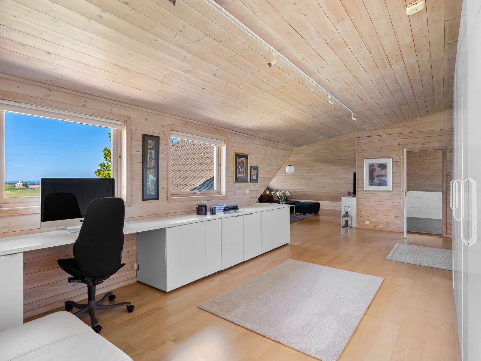 Et fleksibelt rom som kan brukes etter behov - enten som arbeidsplass, lekerom eller avslapningssone. Galleribilde