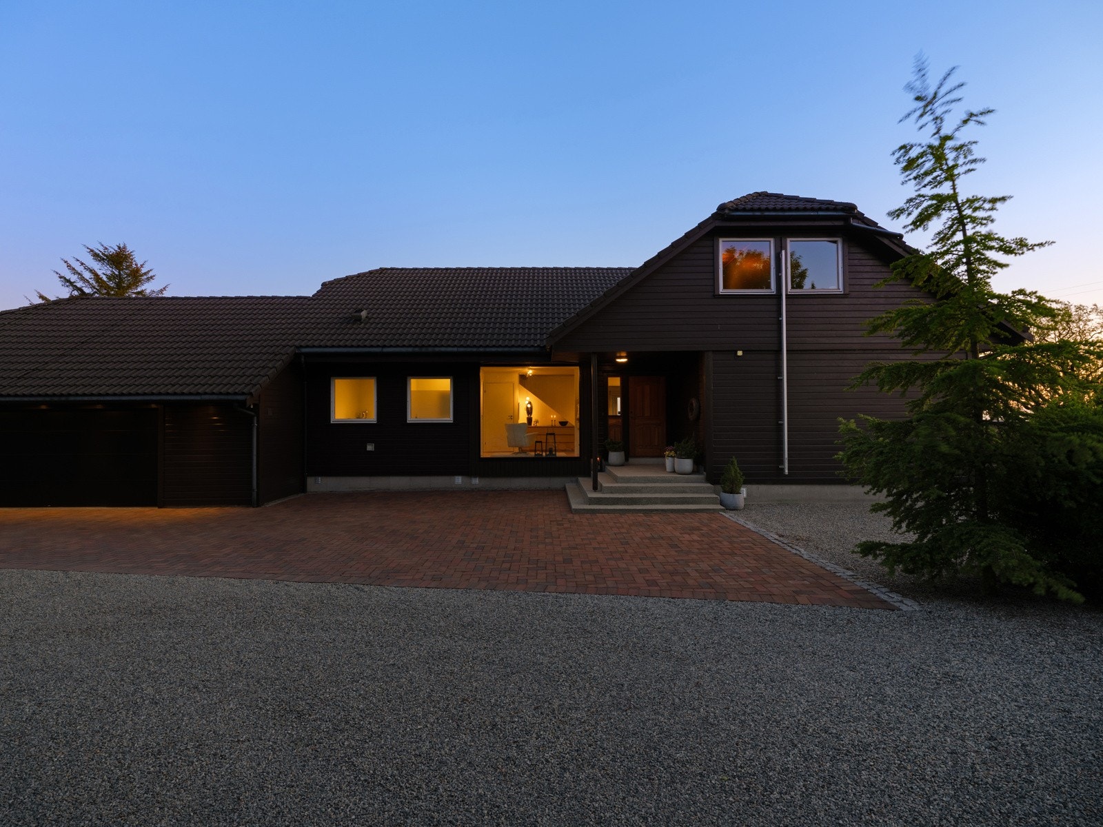 Uteområdet er opparbeidet med stor omtanke. Teglsteinsbelagte gårdsrom gir et solid og tidløst uttrykk. Galleribilde