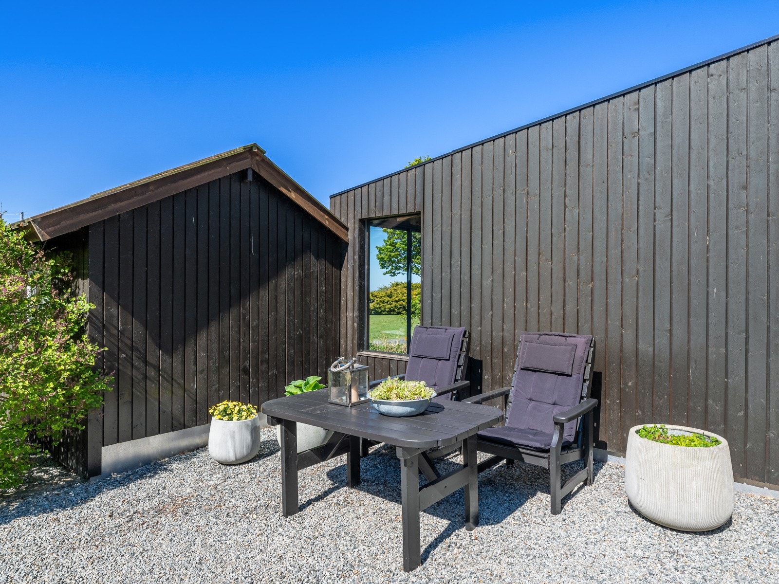 Store og små soner innbyr til både sosialt samvær og stille stunder, og hele tomten fremstår som et vakkert og gjennomtenkt uterom. Galleribilde