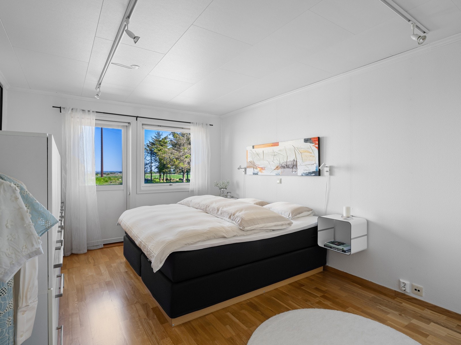 Boligen har totalt fire soverom, hvorav ett ligger i hovedetasjen og tre på loftet. Galleribilde