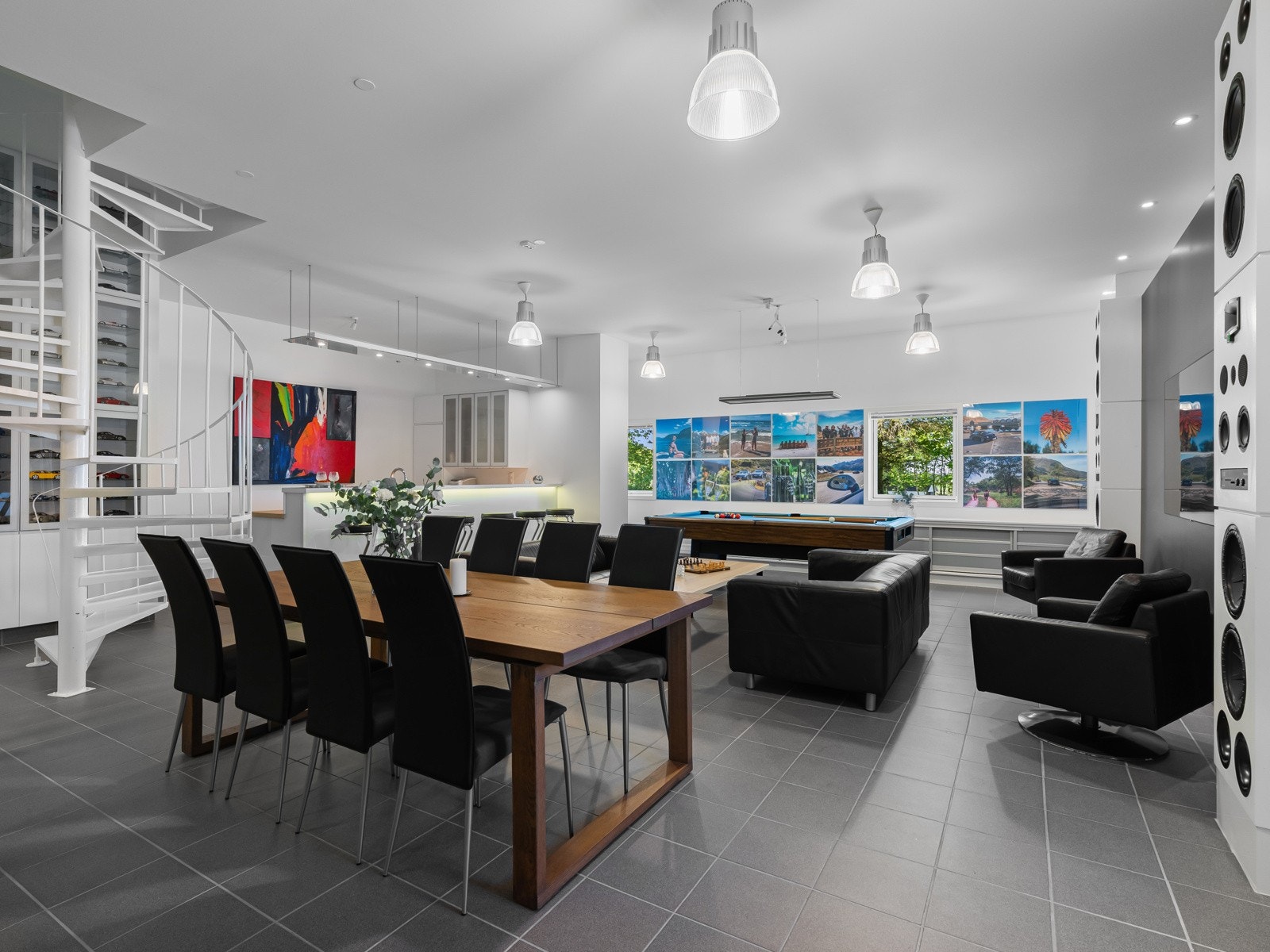 Her får du et helt spesielt bygg på eiendommen - et tidligere redskapshus som nå er forvandlet til en tøff og gjennomført stue/bar med det lille ekstra. Galleribilde