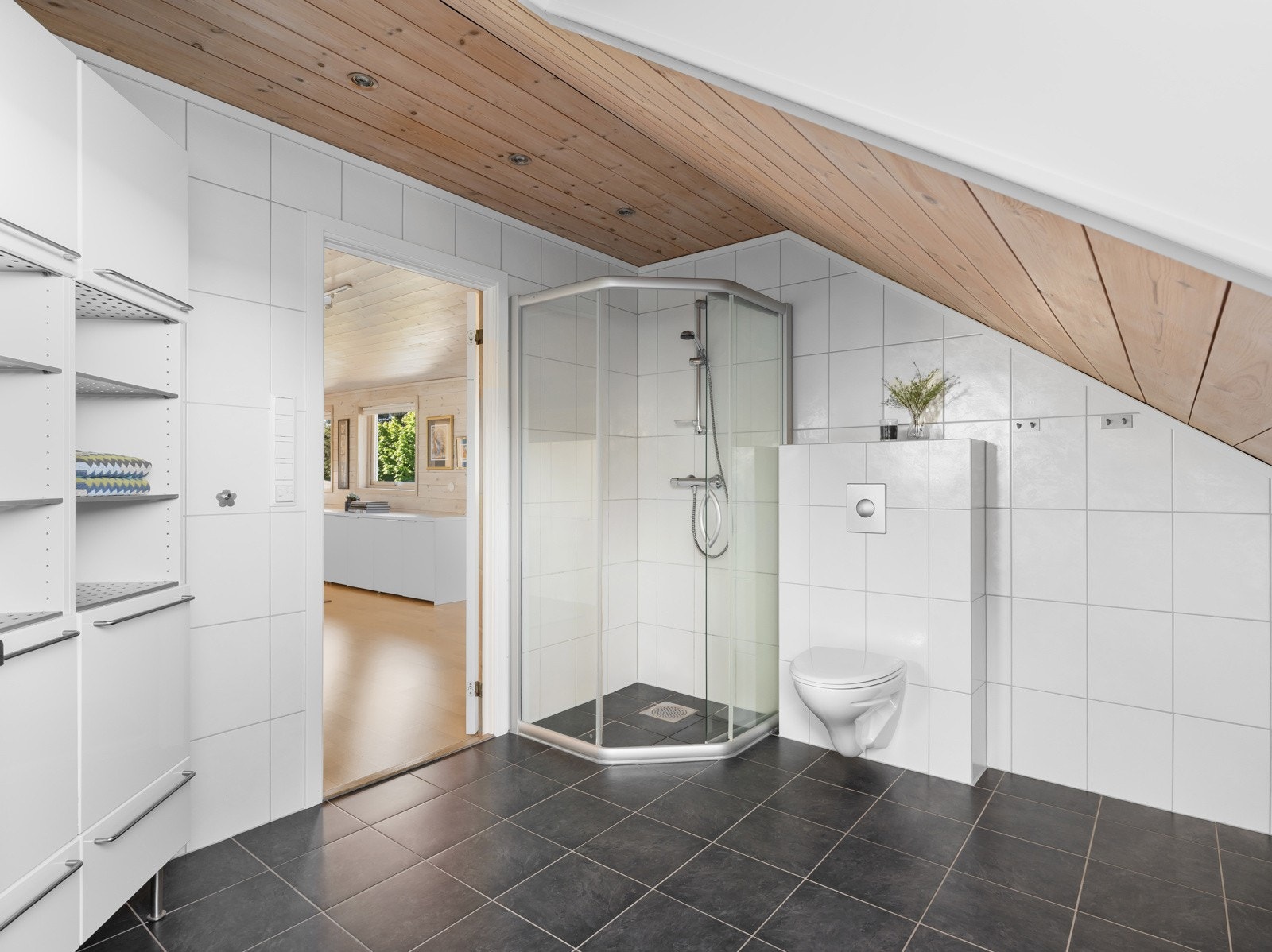 Et praktisk og pent innredet bad som fungerer godt som hoved- eller tilleggsbad. Galleribilde