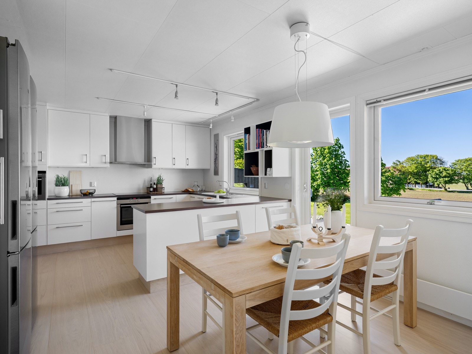 Kjøkkenet har en lys og trivelig atmosfære, med 1-stavs parkett som gir et rent og moderne uttrykk. Galleribilde