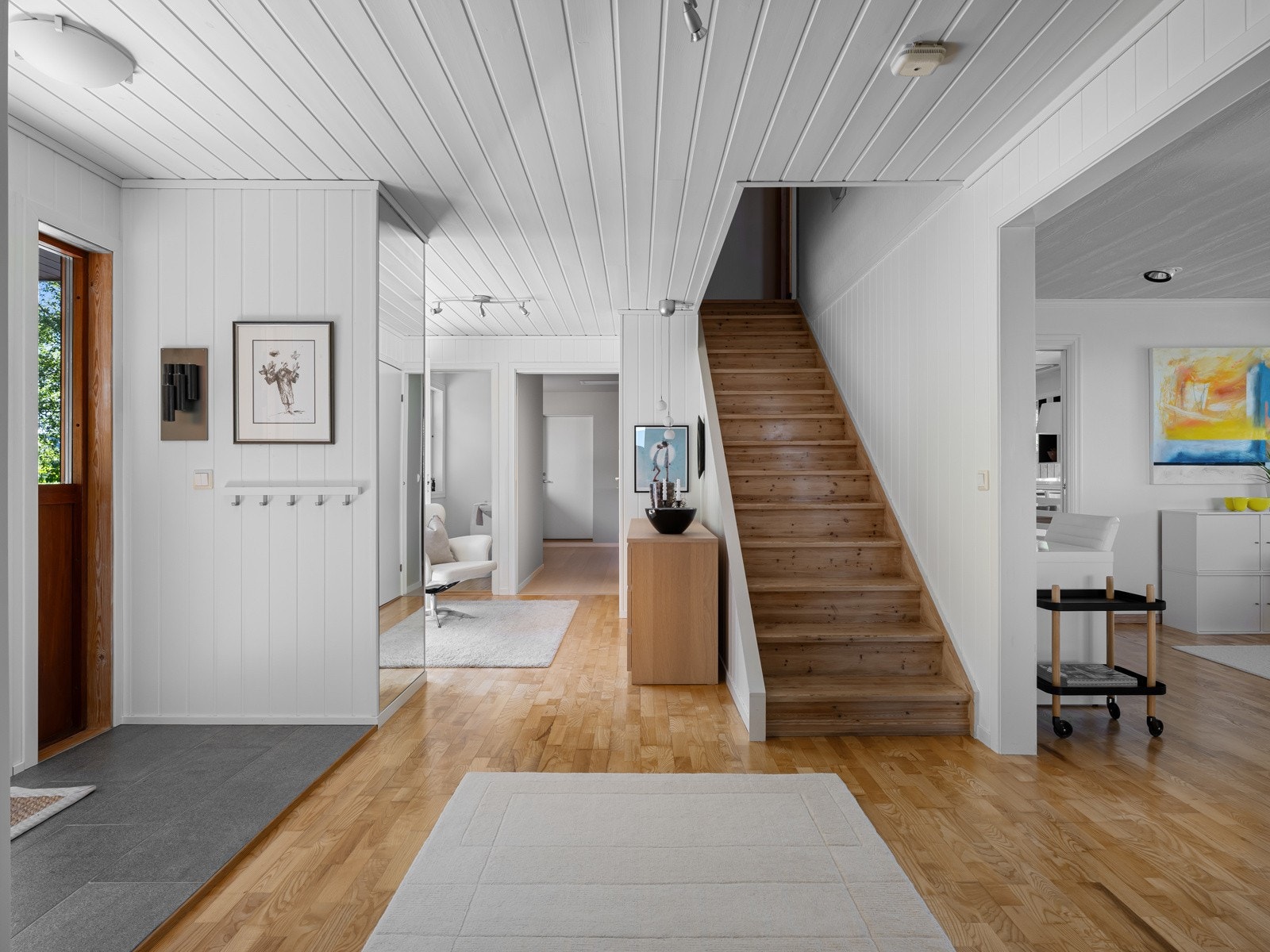 Entréen har flislagt gulv som tåler både våte sko og travle hverdager. Galleribilde