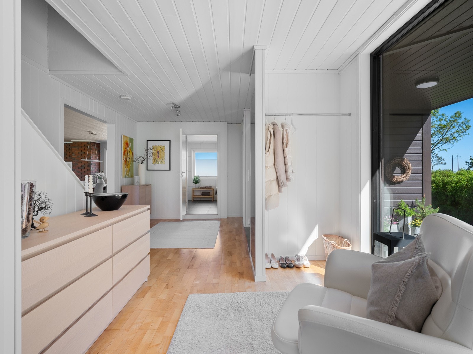 Her er det opphengsmuligheter for jakker og yttertøy, og plass til skohylle. Galleribilde