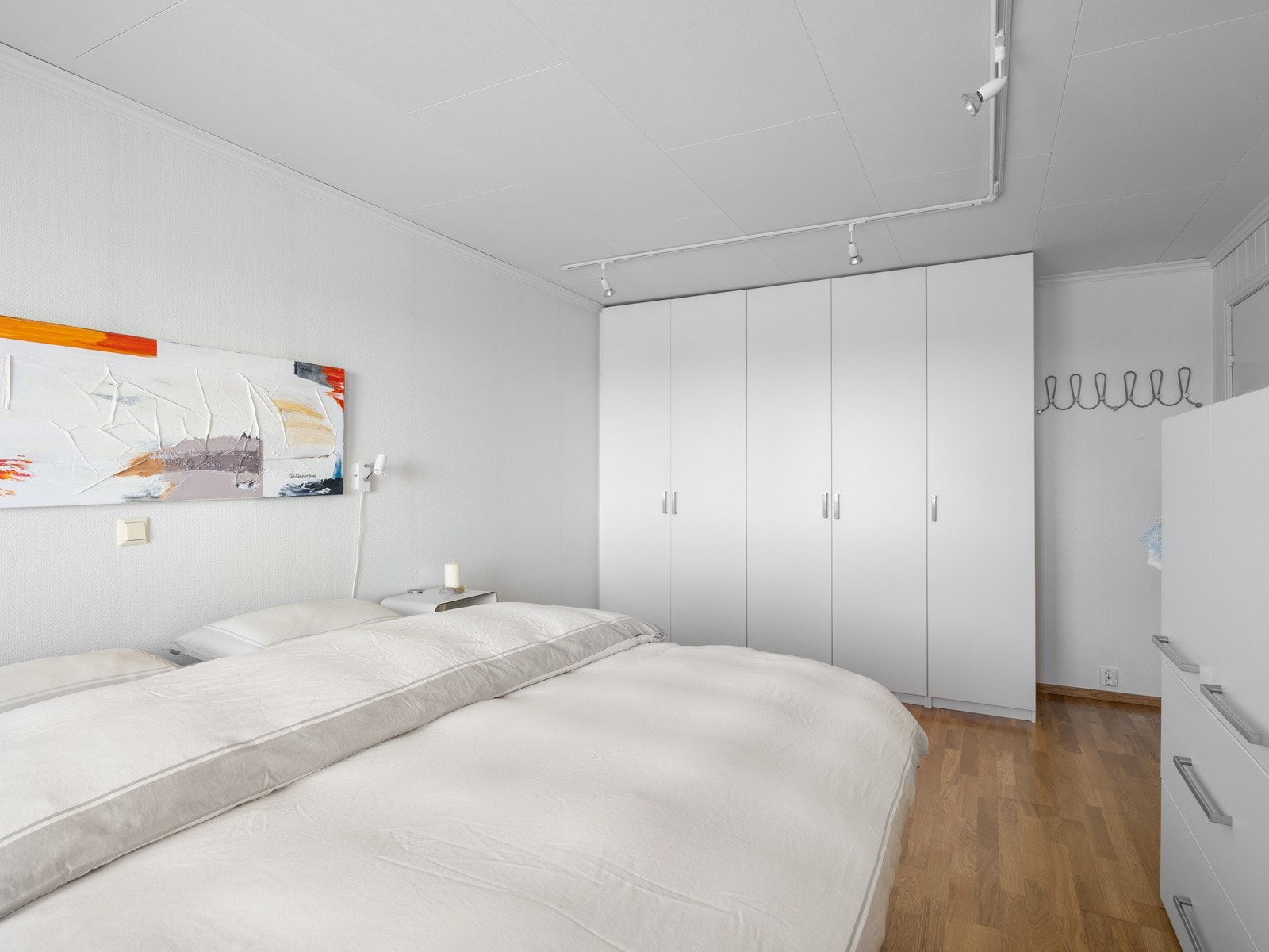 Hovedsoverommet ligger i første etasje og har utgang til terrasse. Galleribilde