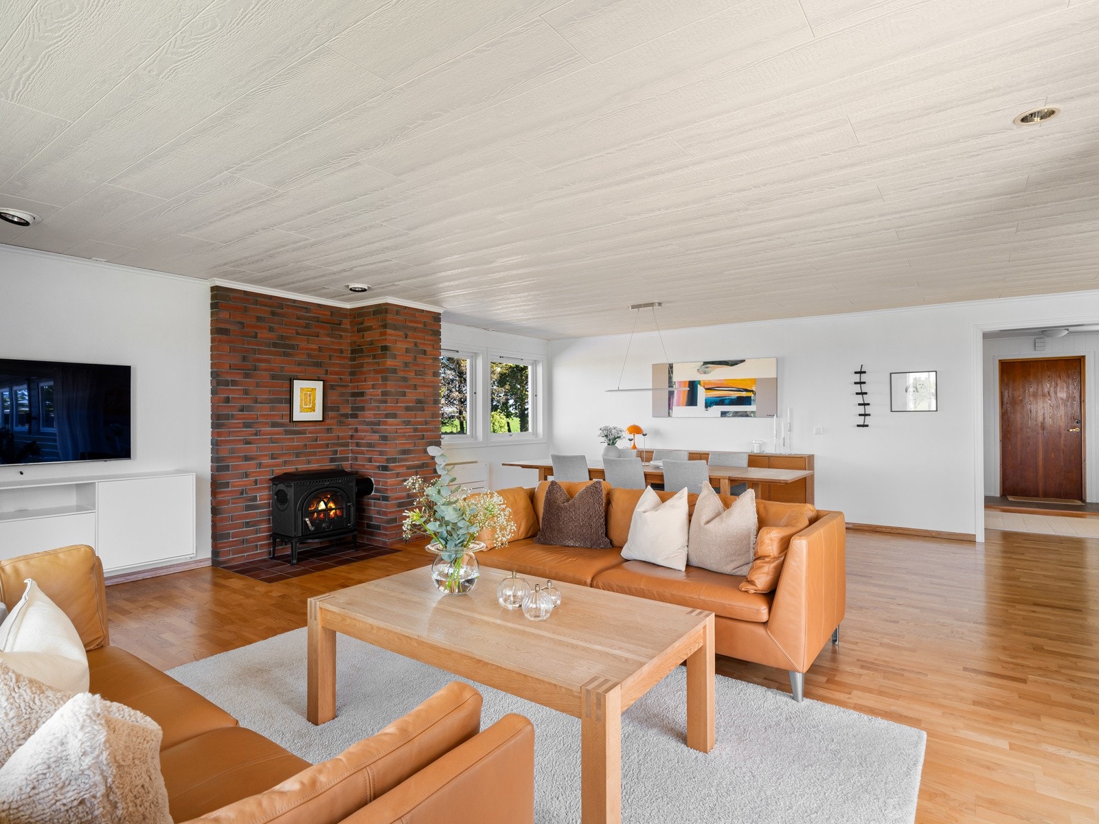 Stuen har en vedovn som både gir god varme på kjølige dager og tilfører en ekstra dose hygge. Galleribilde