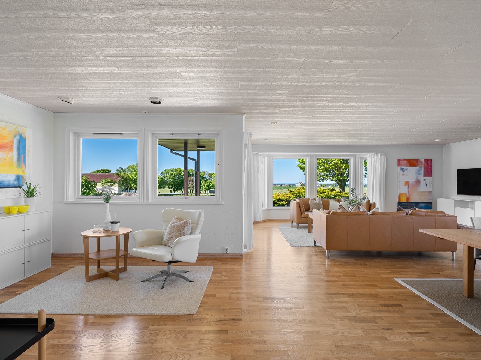 Stuen er hjemmets naturlige samlingspunkt - romslig, lys og svært innbydende. Galleribilde