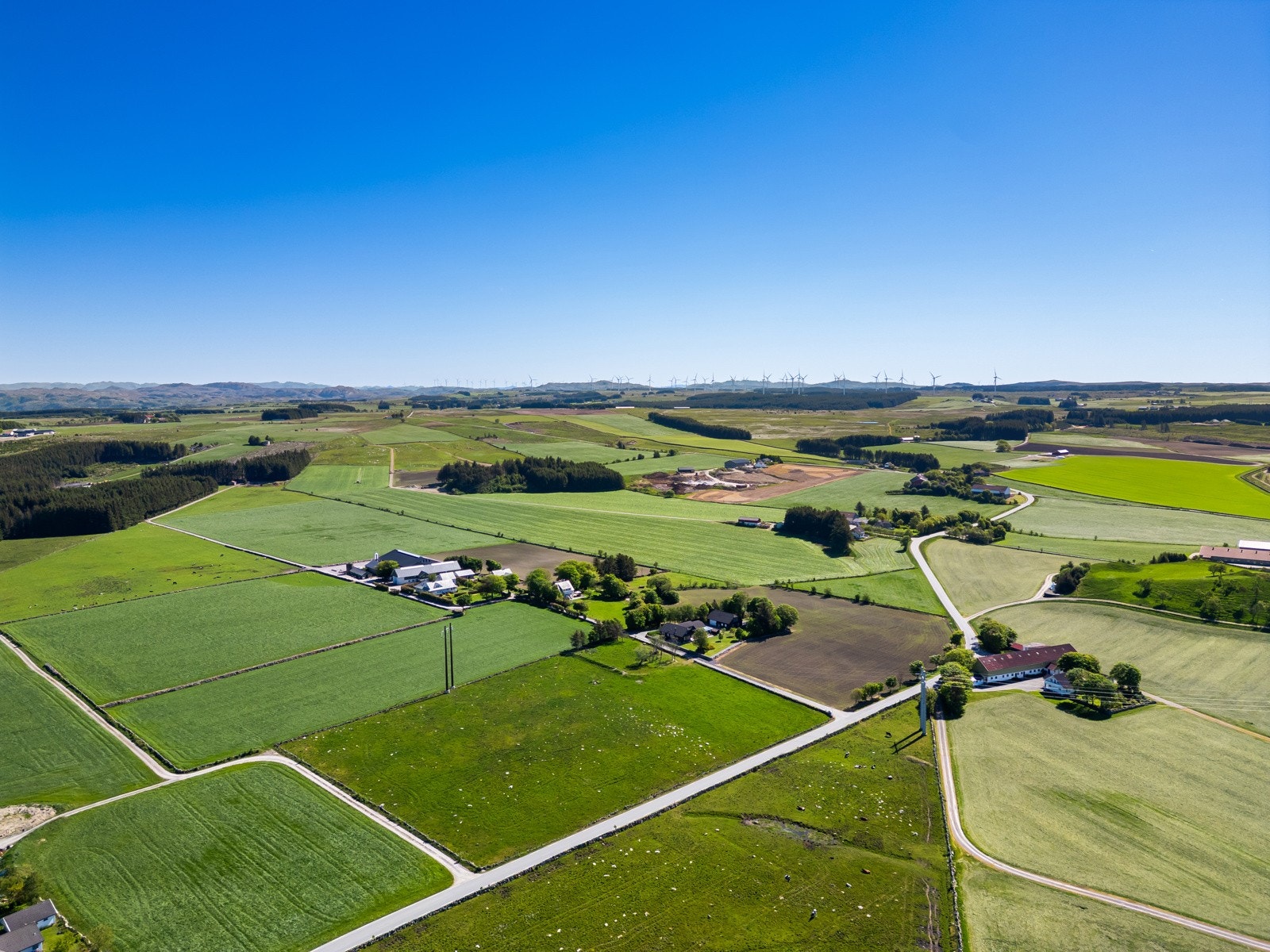 Eiendommen ligger usjenert, fritt og fredelig til, og gir en ekte følelse av ro og avstand fra hverdagens mas - samtidig som det er kort vei til sentrum og servicetilbud. Galleribilde