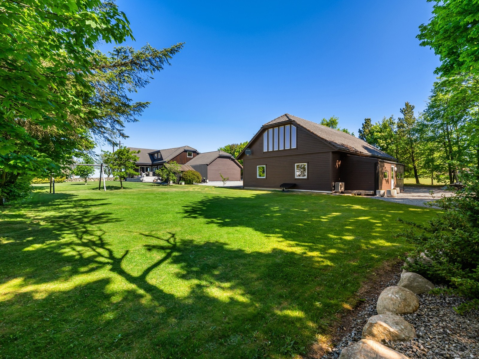 Tomten har sol hele dagen og solnedgangen kan nytes hver kveld. Galleribilde