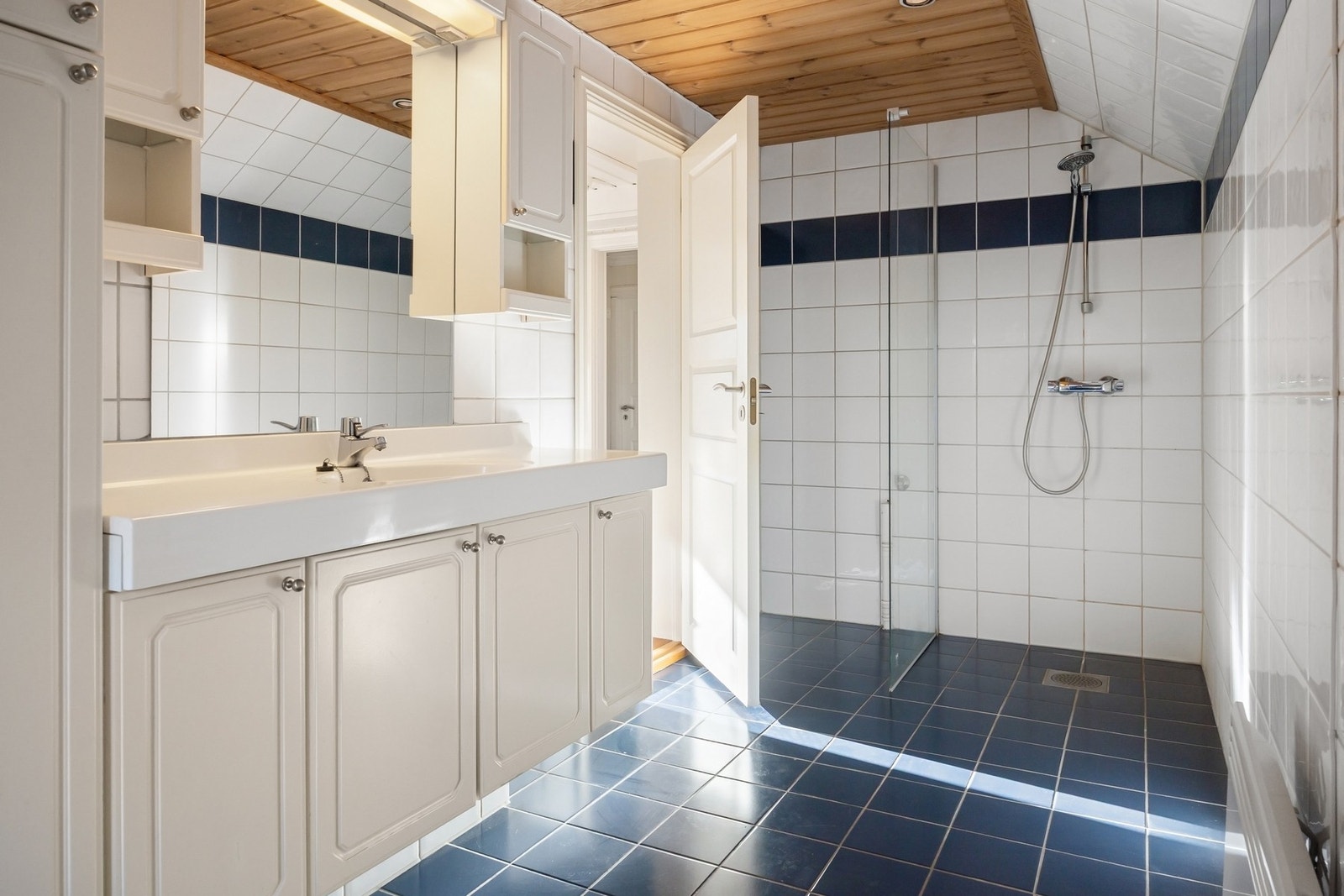 Bad fra 1997 med flislagte vegger og gulv. Galleribilde