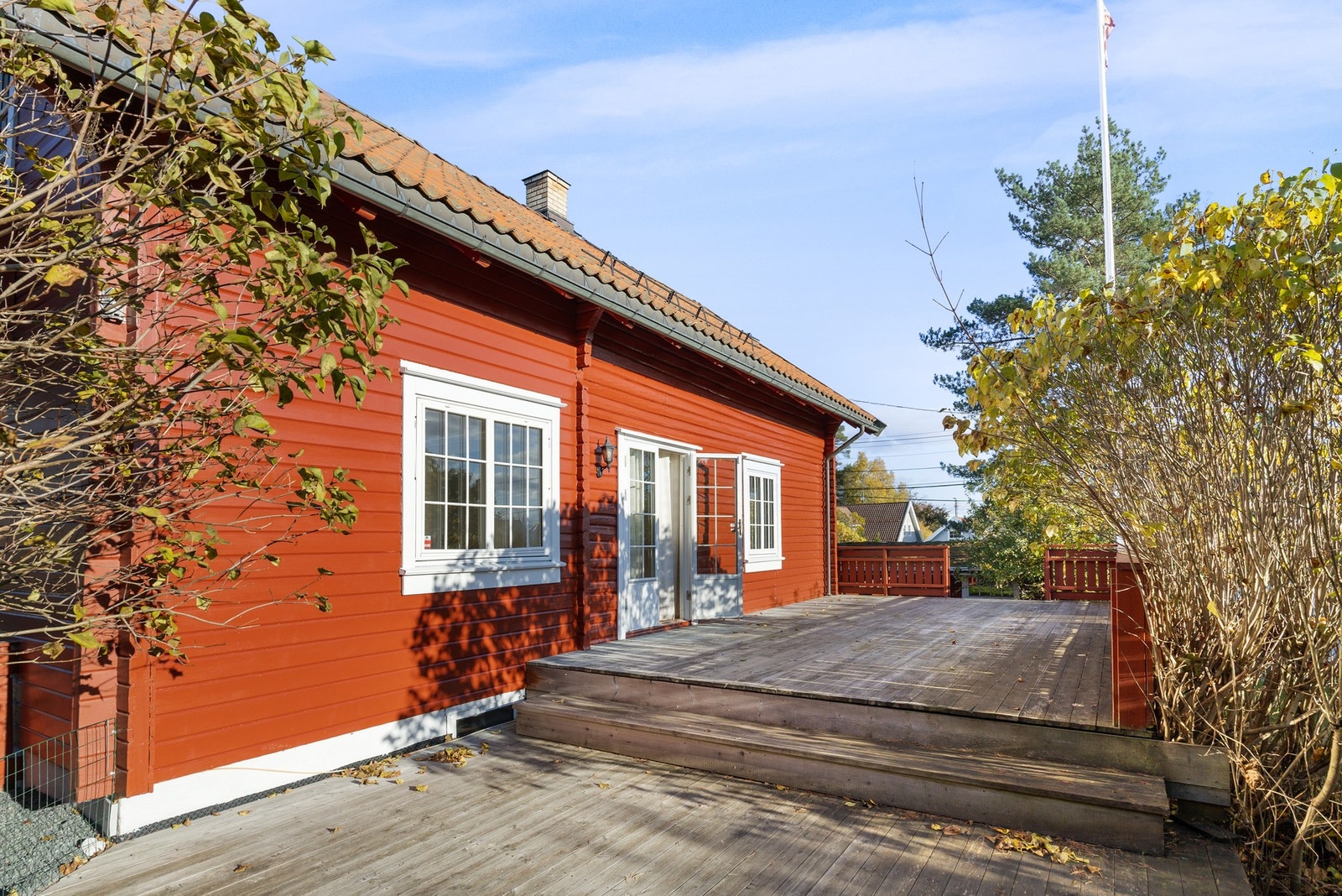 Her har man sol store deler av dagen og en terrasse som egner seg godt for både avslapning og sosiale sammenkomster. Galleribilde