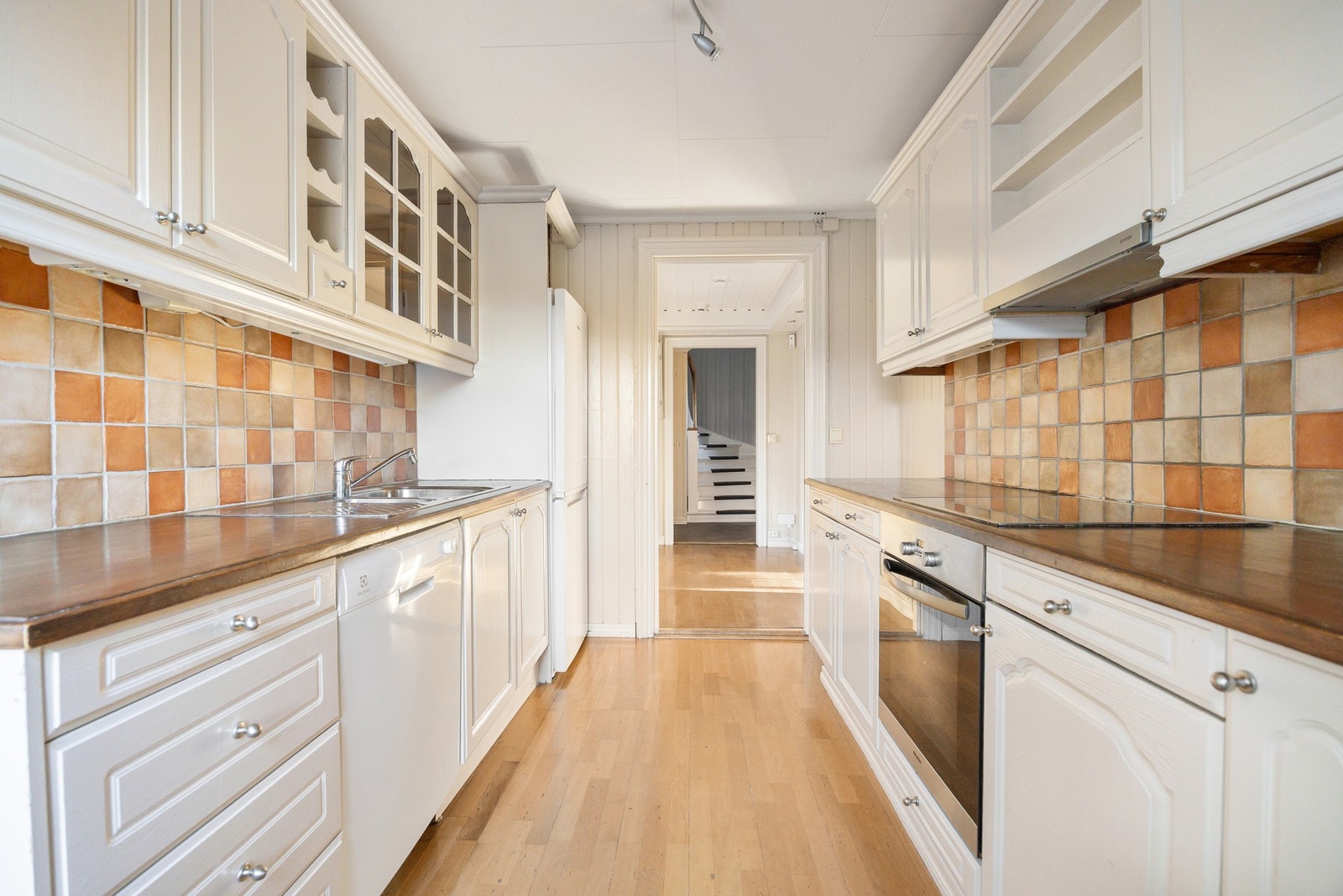 Fliser mellom benk og overskap og benkebelysning. Galleribilde