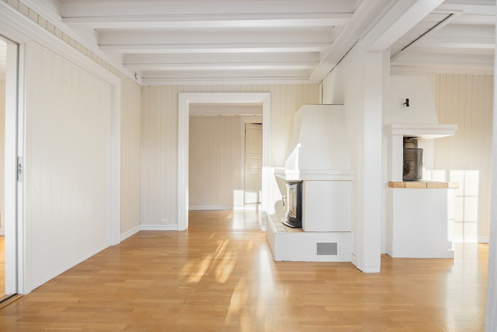 Stuedel med peis. Galleribilde