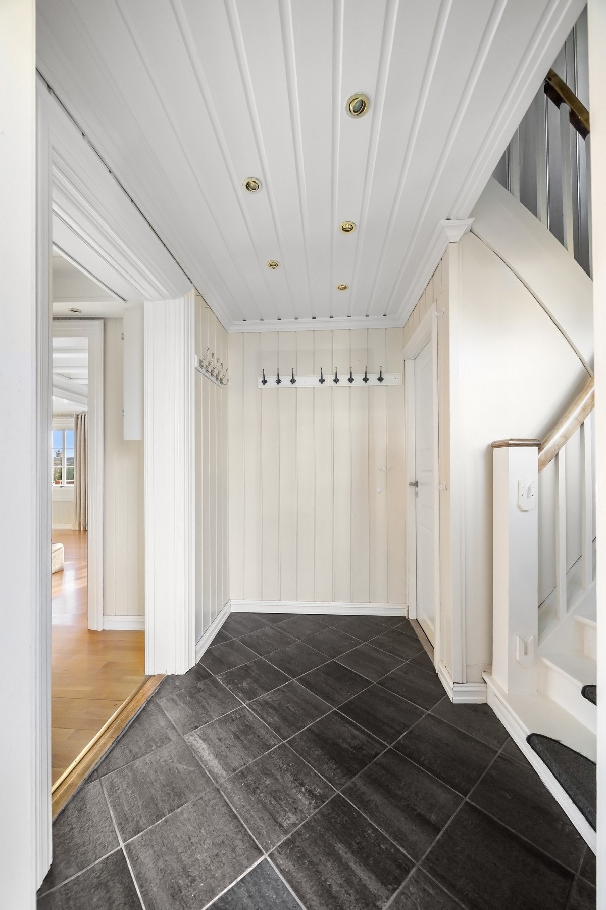 God plass til både oppheng av yttertøy og oppbevaring av sko. Galleribilde