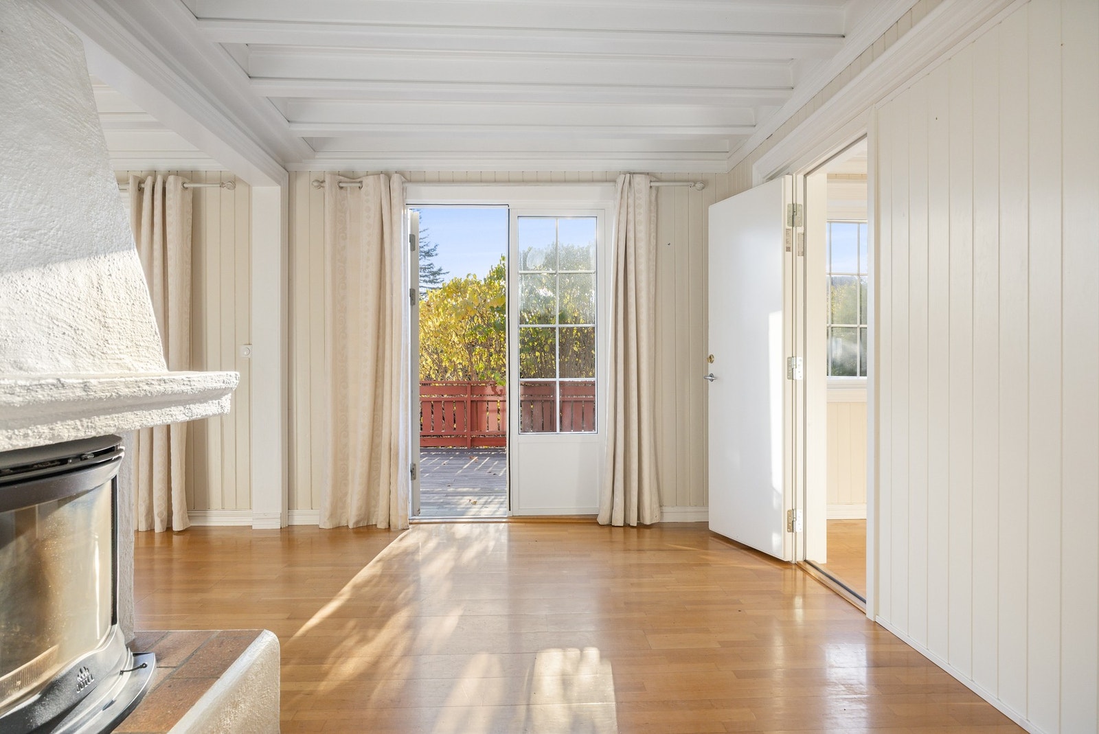 Fra stua har du adkomst til den store terrassen og hagen. Galleribilde