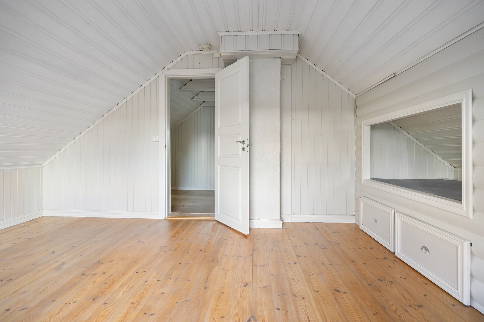 Soverommene i andre etasje er romslige og egner seg godt som barnerom, gjesterom eller hjemmekontor - alt etter behov. Galleribilde