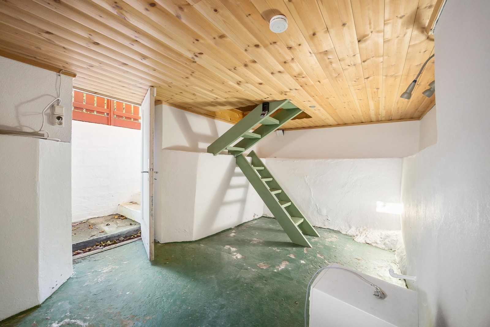 Kjelleretasjen inneholder flere boder og gir rikelig med lagringsplass for både sesongutstyr, hobbyartikler og annet man ønsker å oppbevare. Galleribilde