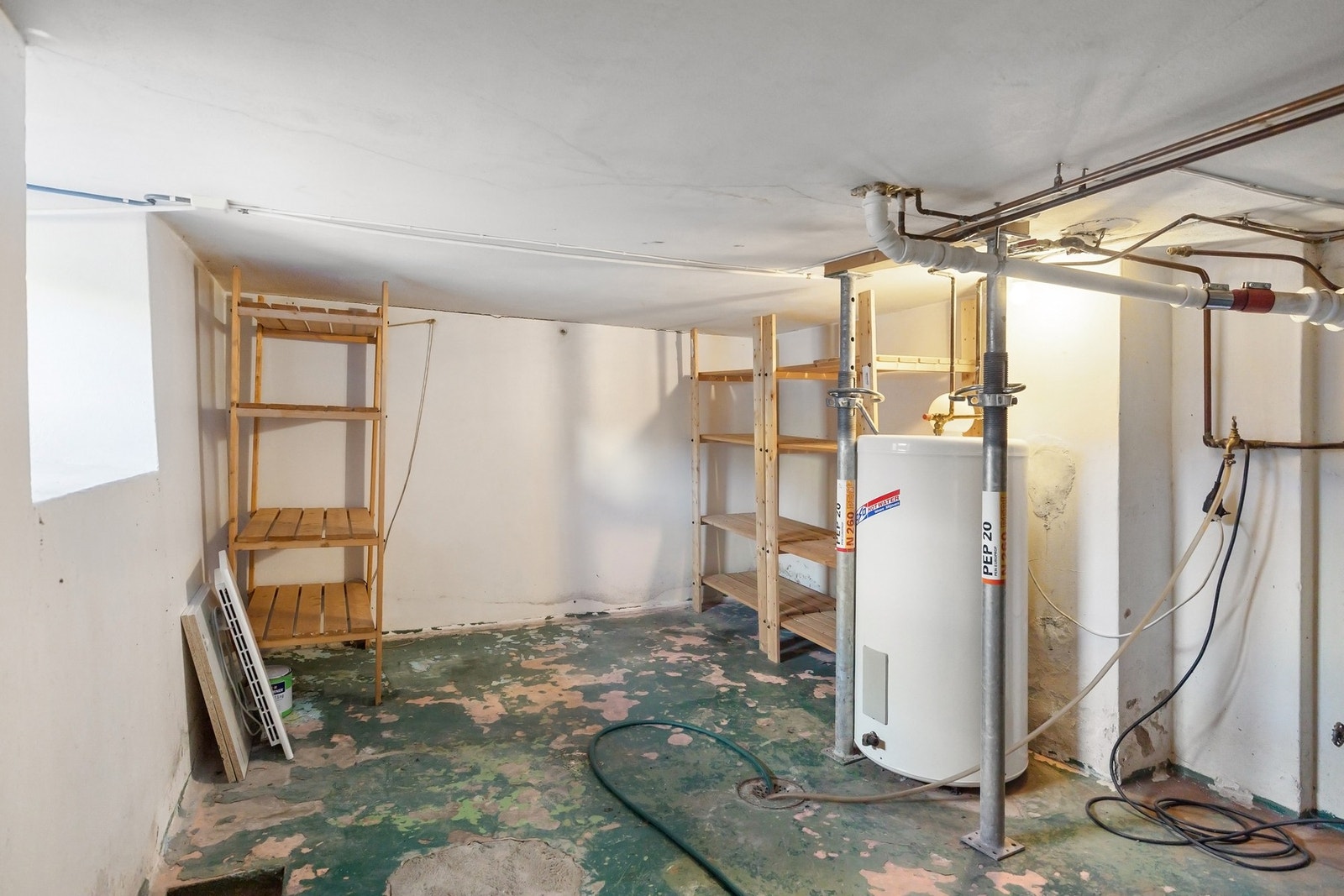 Hovedstoppekran og varmtvannsbereder på 200 liter (fra 1996) er plassert i vaskekjelleren. Galleribilde