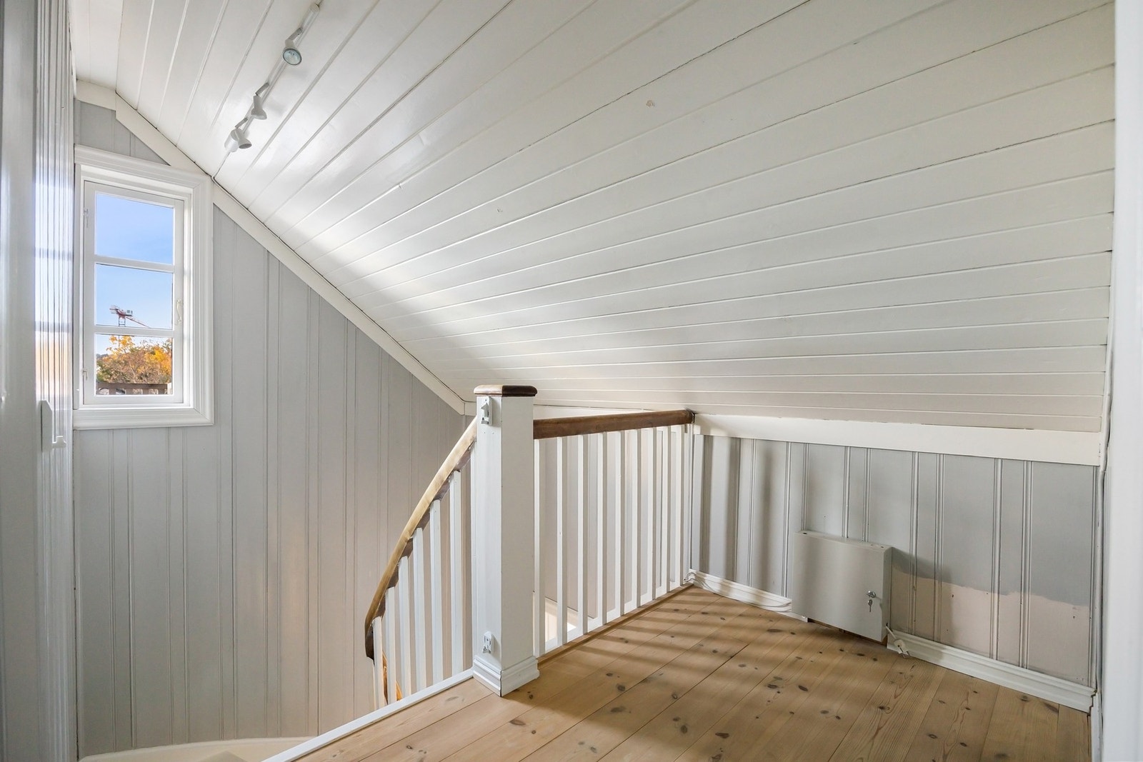 Andre etasje rommer hall/loftstue, toalettrom og to gode soverom. Galleribilde