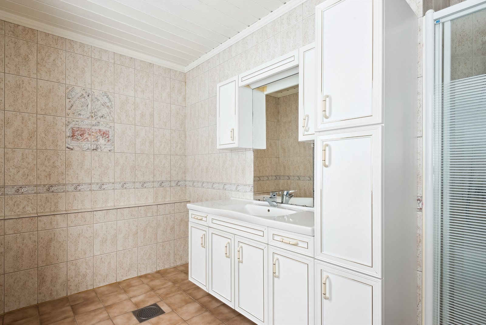 Baderommet er fra byggeår og funksjonelt, og har romslig plass for eventuelle oppgradering. Galleribilde