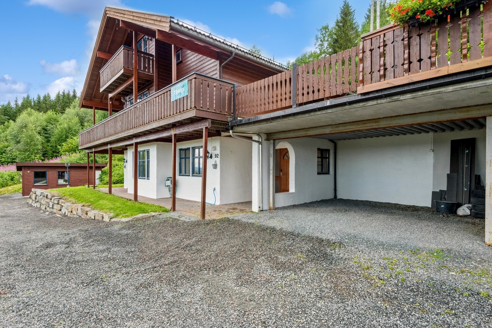 Carport og inngangsparti, alt under tak. Velkommen inn! Galleribilde