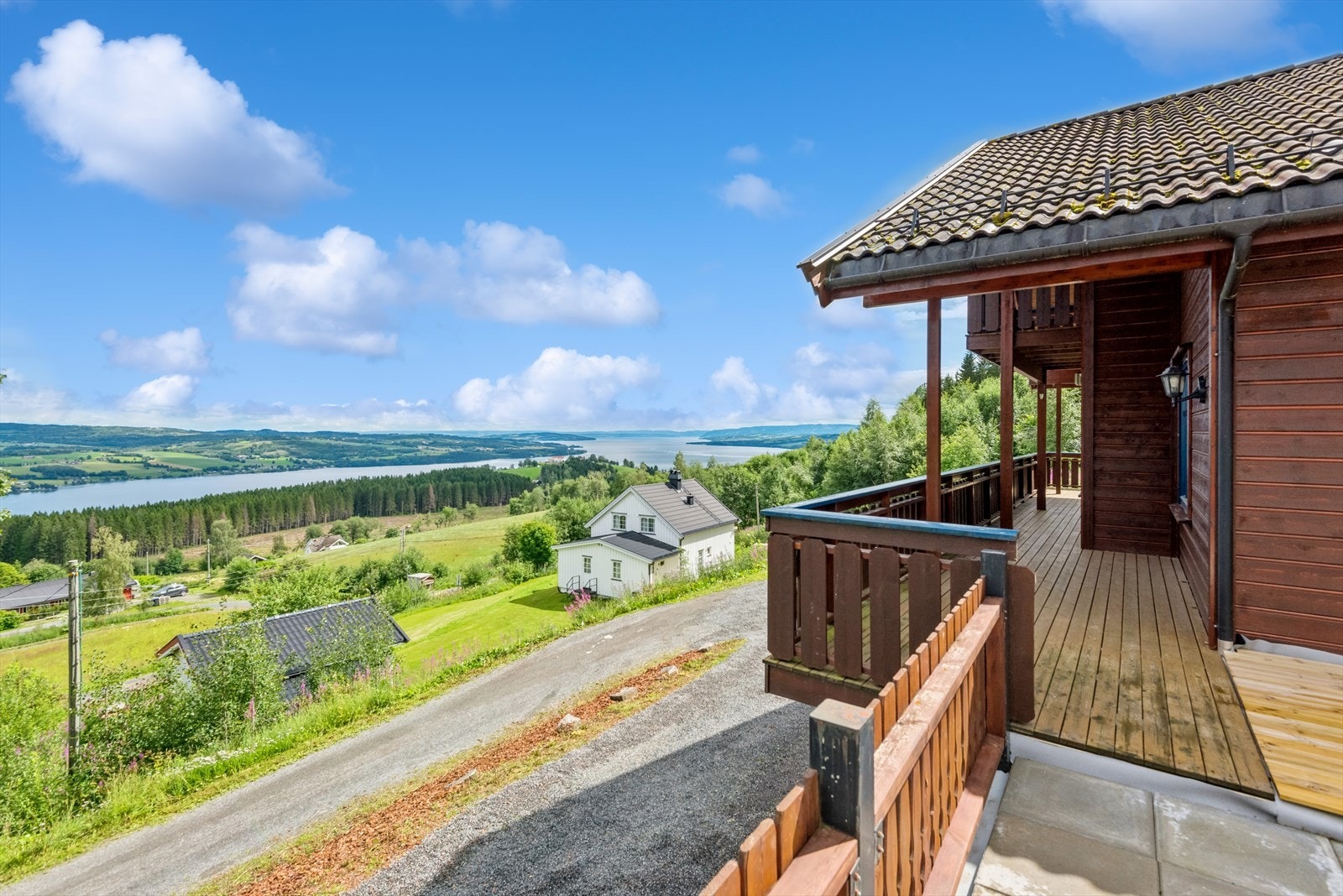 Her har du skogen rett i bakkant av boligen, jorder i front og gode utsiktsforhold. Galleribilde