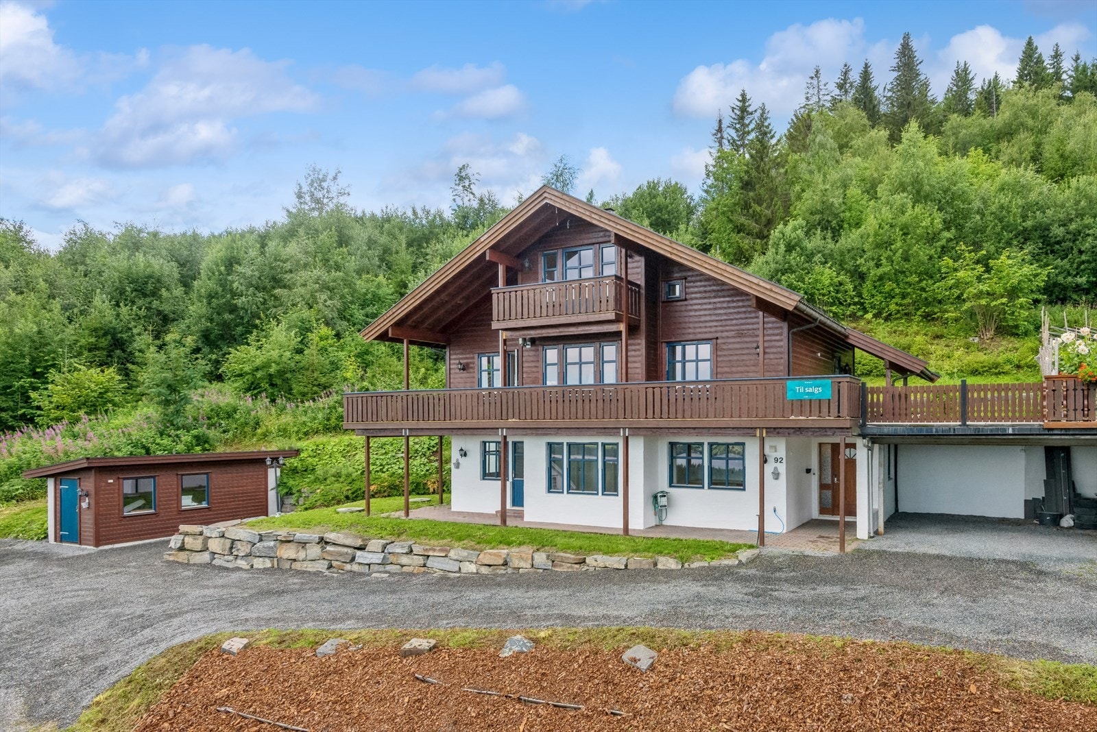 Boligen ligger svært fint til i rolige og fredelige omgivelser med umiddelbar nærhet til flotte turområder. Galleribilde