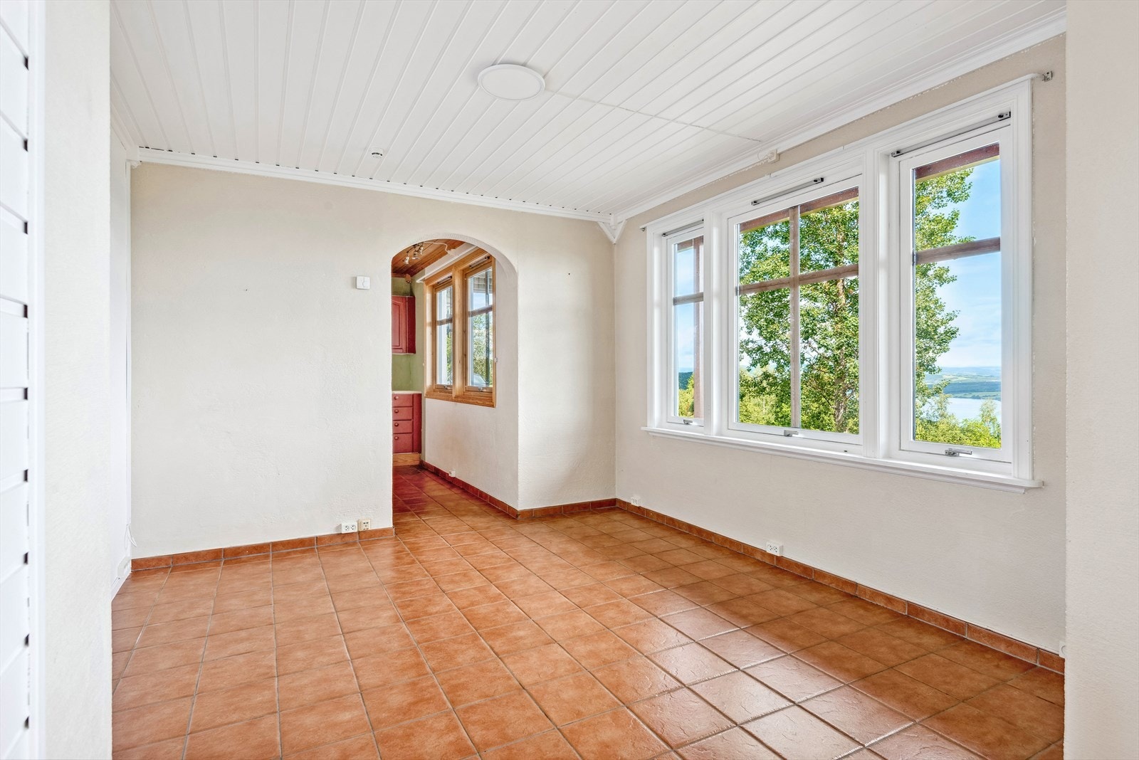 Adkomst til kjøkkenet fra stuen. Galleribilde