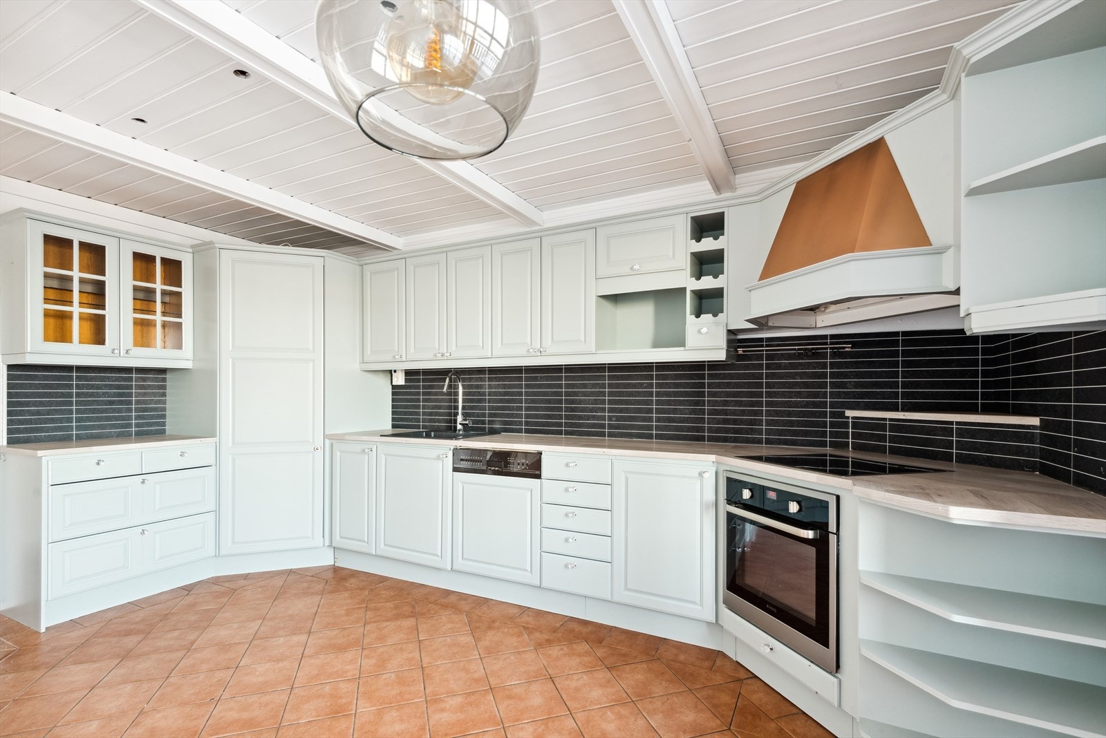 Kjøkkenet er modernisert i 2020 med bl.a. ny benkeplate, vask og rør. Galleribilde