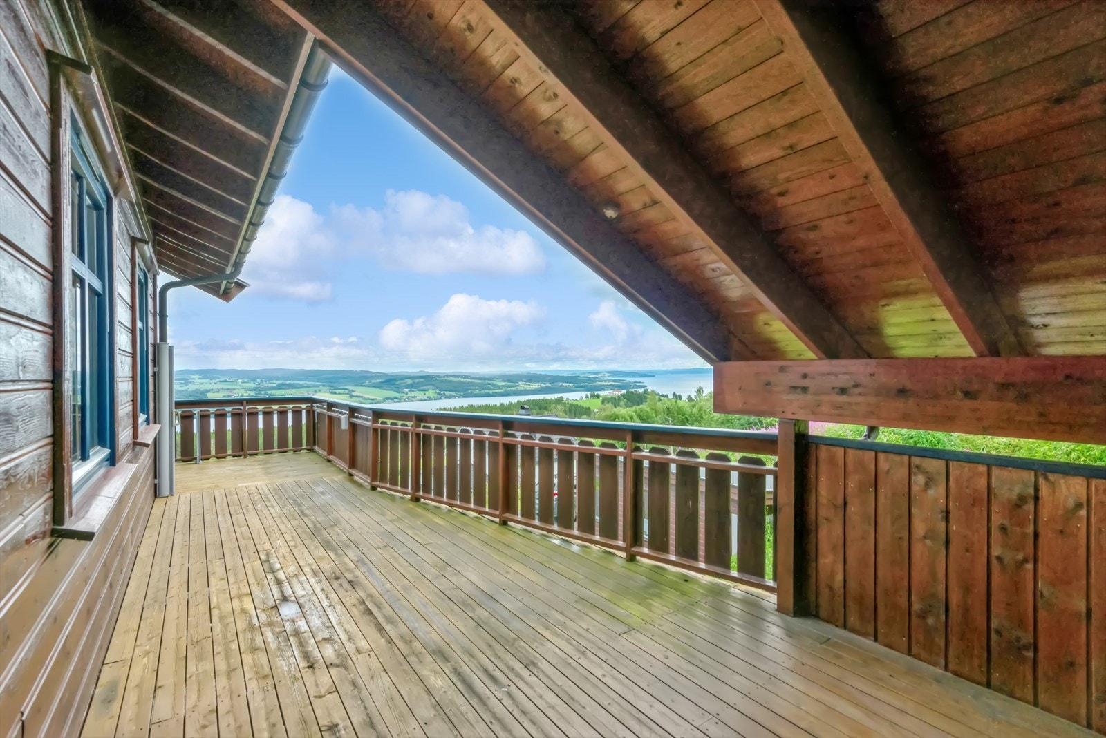 Huset har en stor balkong som strekker seg rundt boligen. Galleribilde