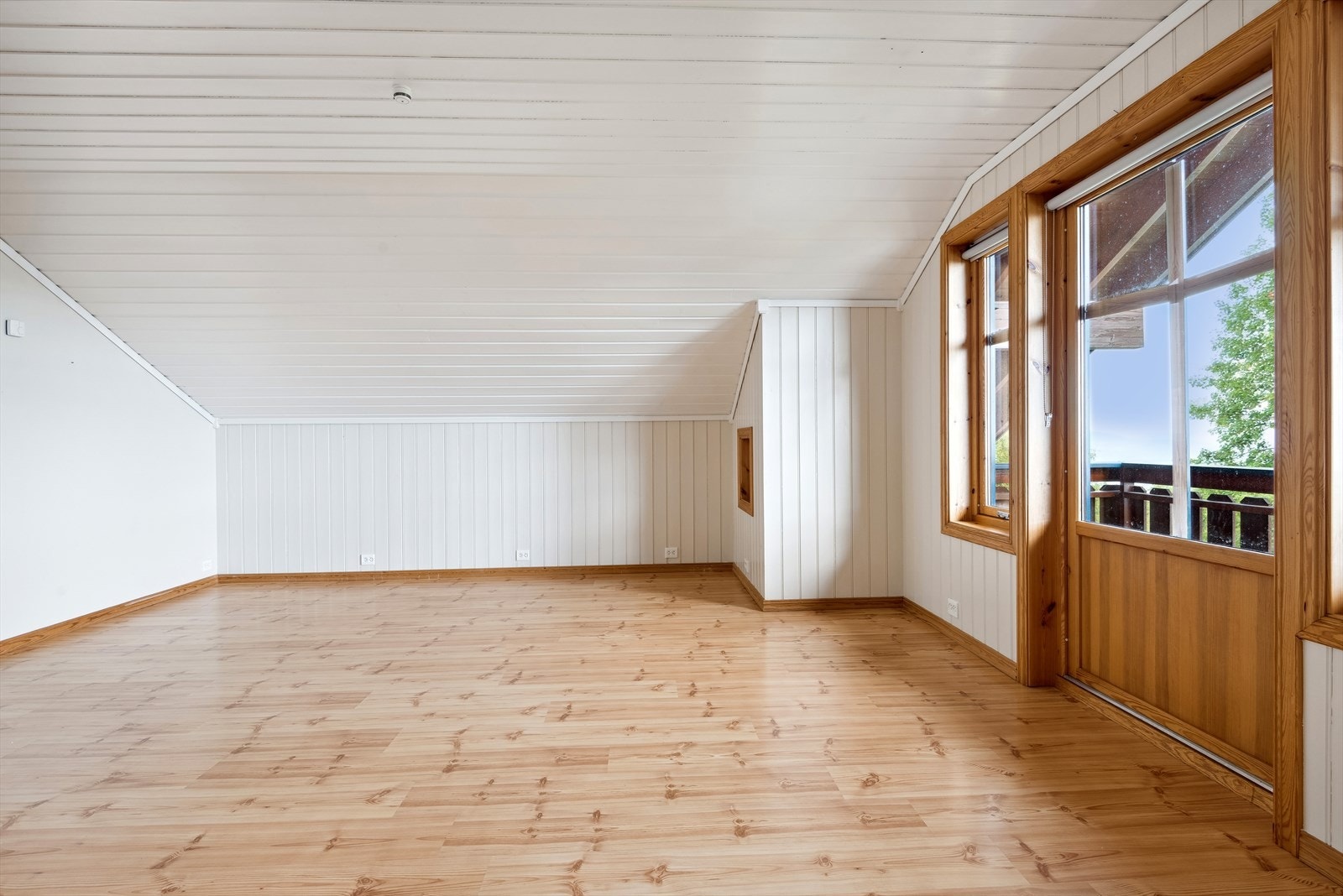 Stuen er lys og romslig som gir mange bruksmuligheter. Galleribilde